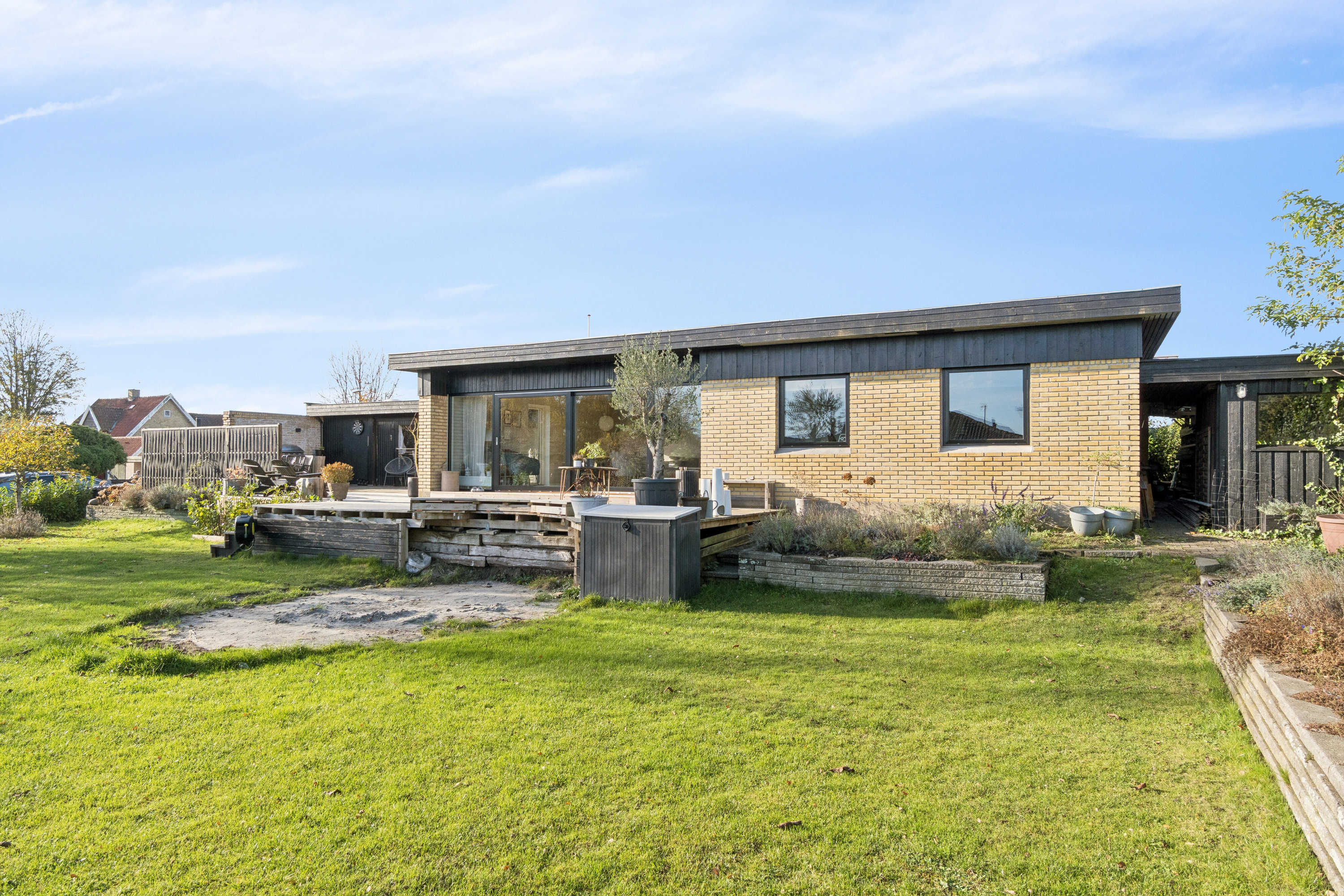 Fremhævet set fra haven billede i fuldskærmstilstand. Billede af Rytterbakken 12, 3650 Ølstykke