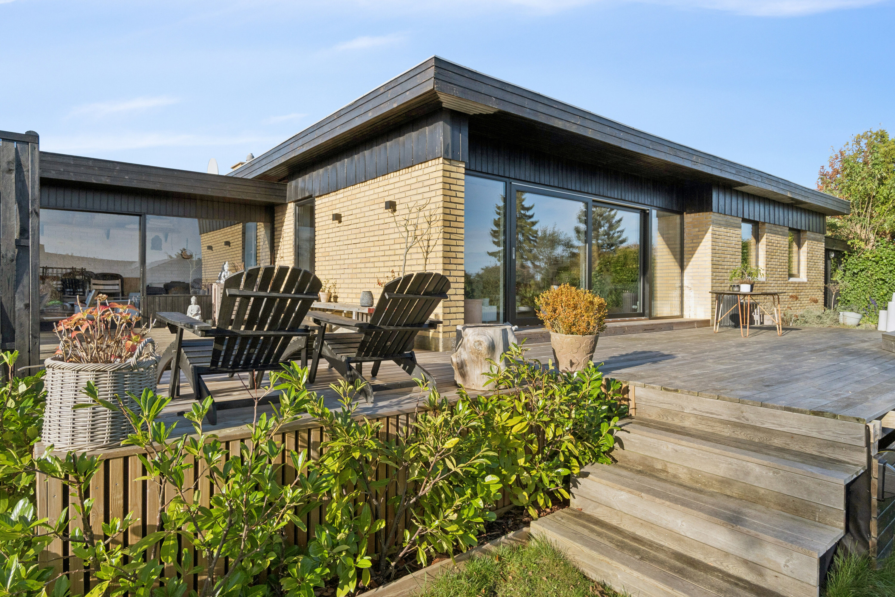 Fremhævet set fra haven billede i fuldskærmstilstand. Billede af Rytterbakken 12, 3650 Ølstykke