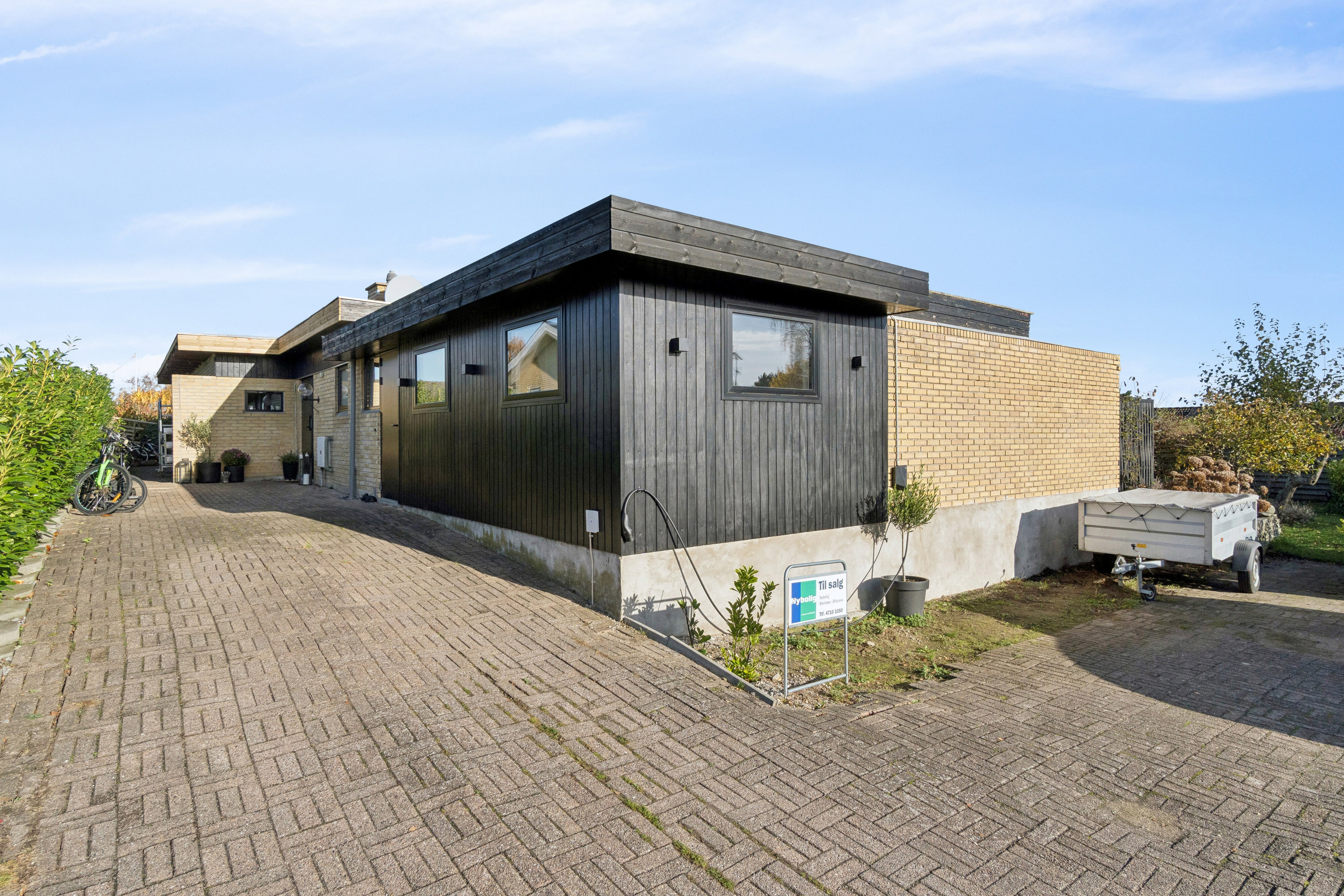 Fremhævet set fra vejen billede i fuldskærmstilstand. Billede af Rytterbakken 12, 3650 Ølstykke