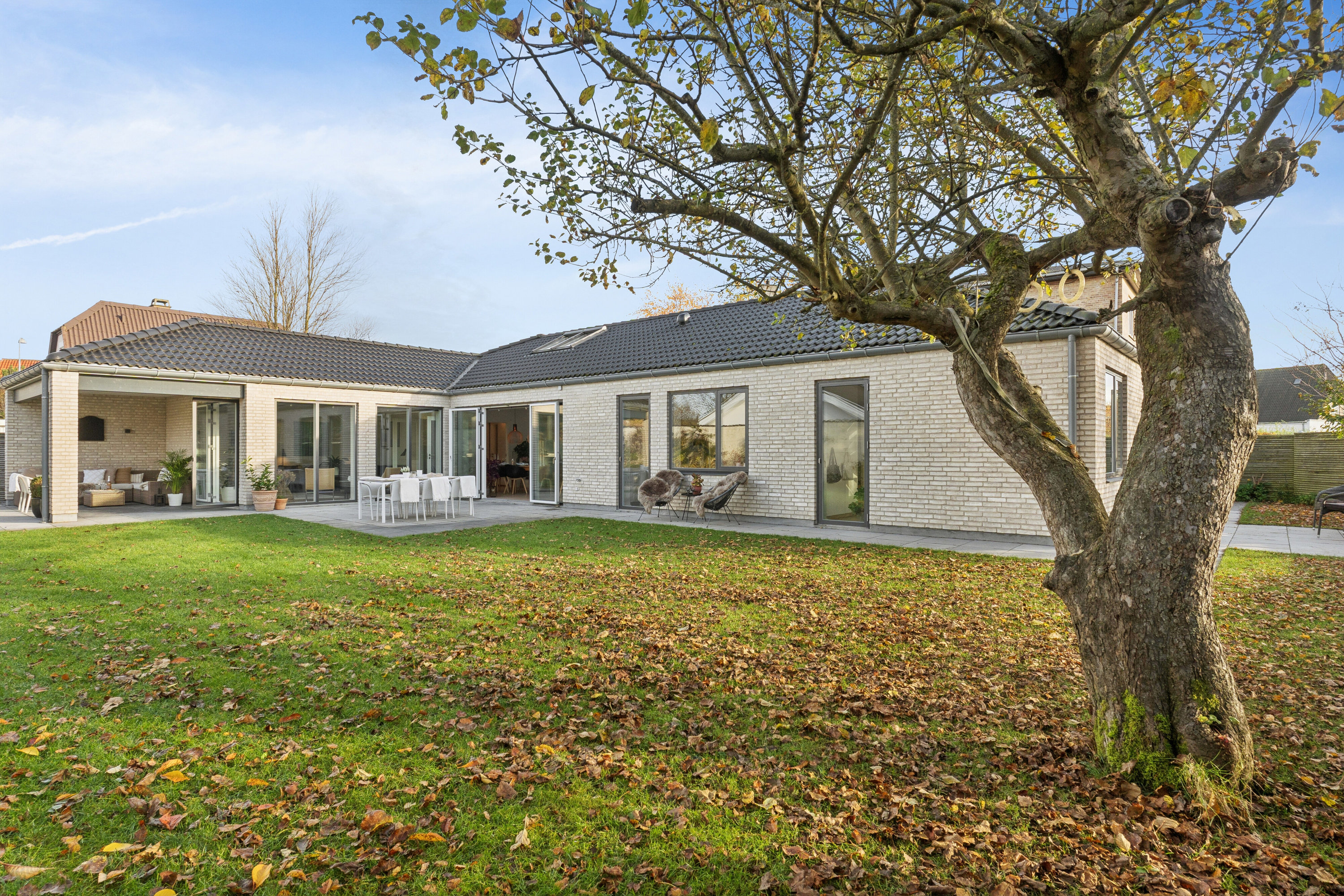 Fremhævet set fra haven billede i fuldskærmstilstand. Billede af Nybrovej 195A, 2800 Kongens Lyngby