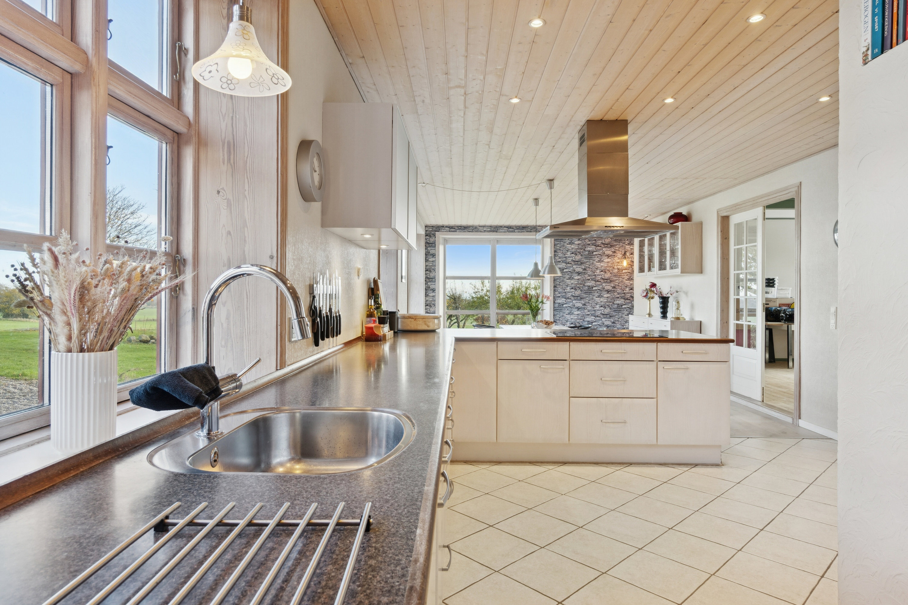 Fremhævet køkken billede i fuldskærmstilstand. Billede af Østermarievej 14, Ibsker, 3740 Svaneke