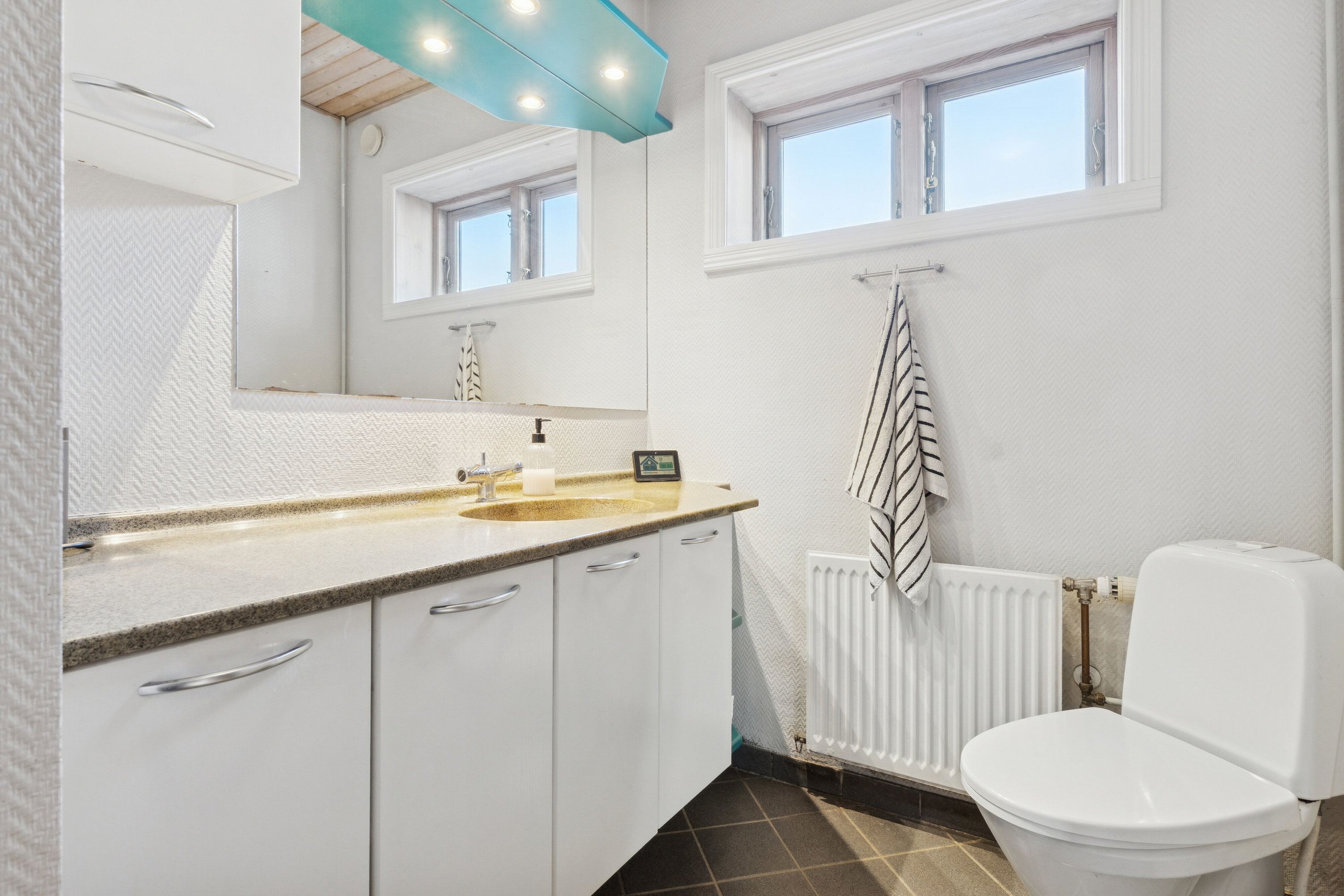 Fremhævet badeværelse billede i fuldskærmstilstand. Billede af Østermarievej 14, Ibsker, 3740 Svaneke