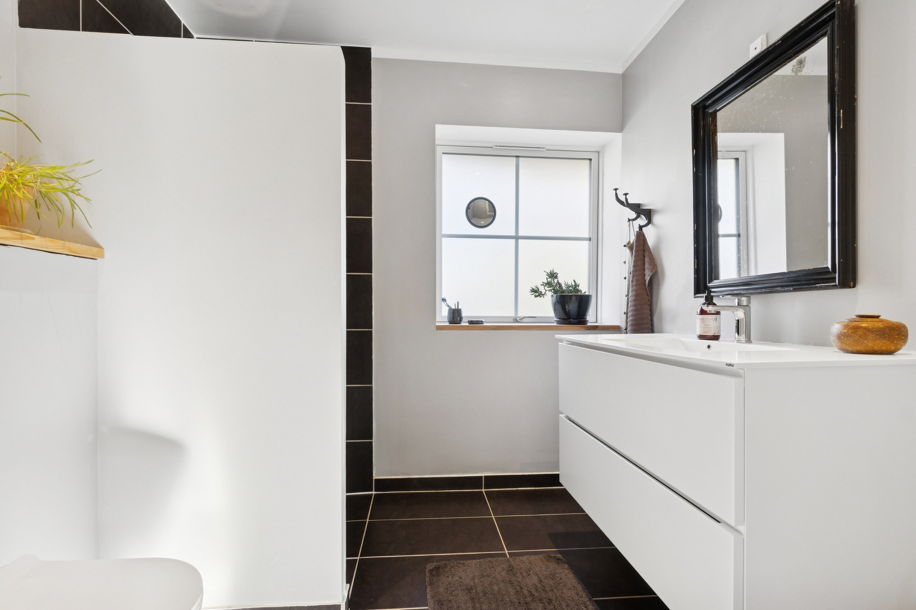 Fremhævet badeværelse billede i fuldskærmstilstand. Billede af Smallesund 97, Rønne, 3700 Rønne