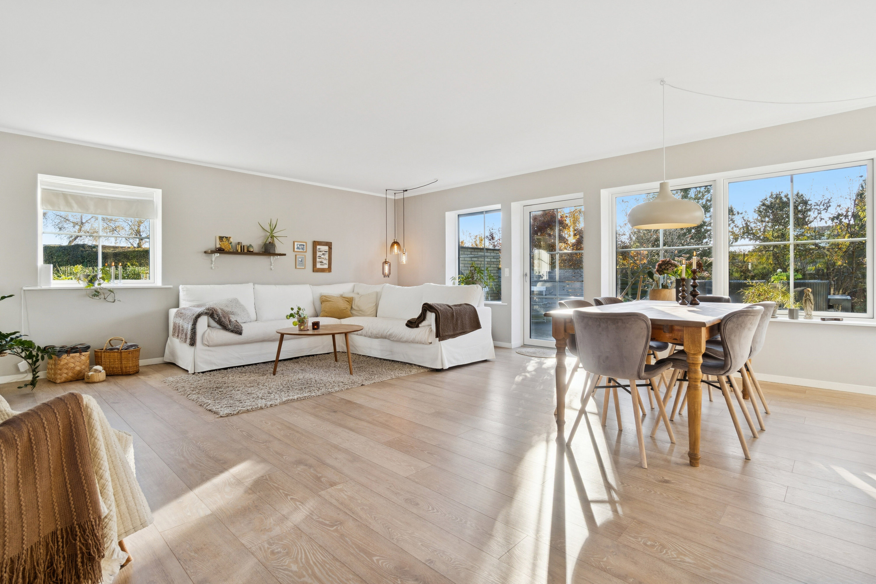 Fremhævet stue billede i fuldskærmstilstand. Billede af Smallesund 97, Rønne, 3700 Rønne