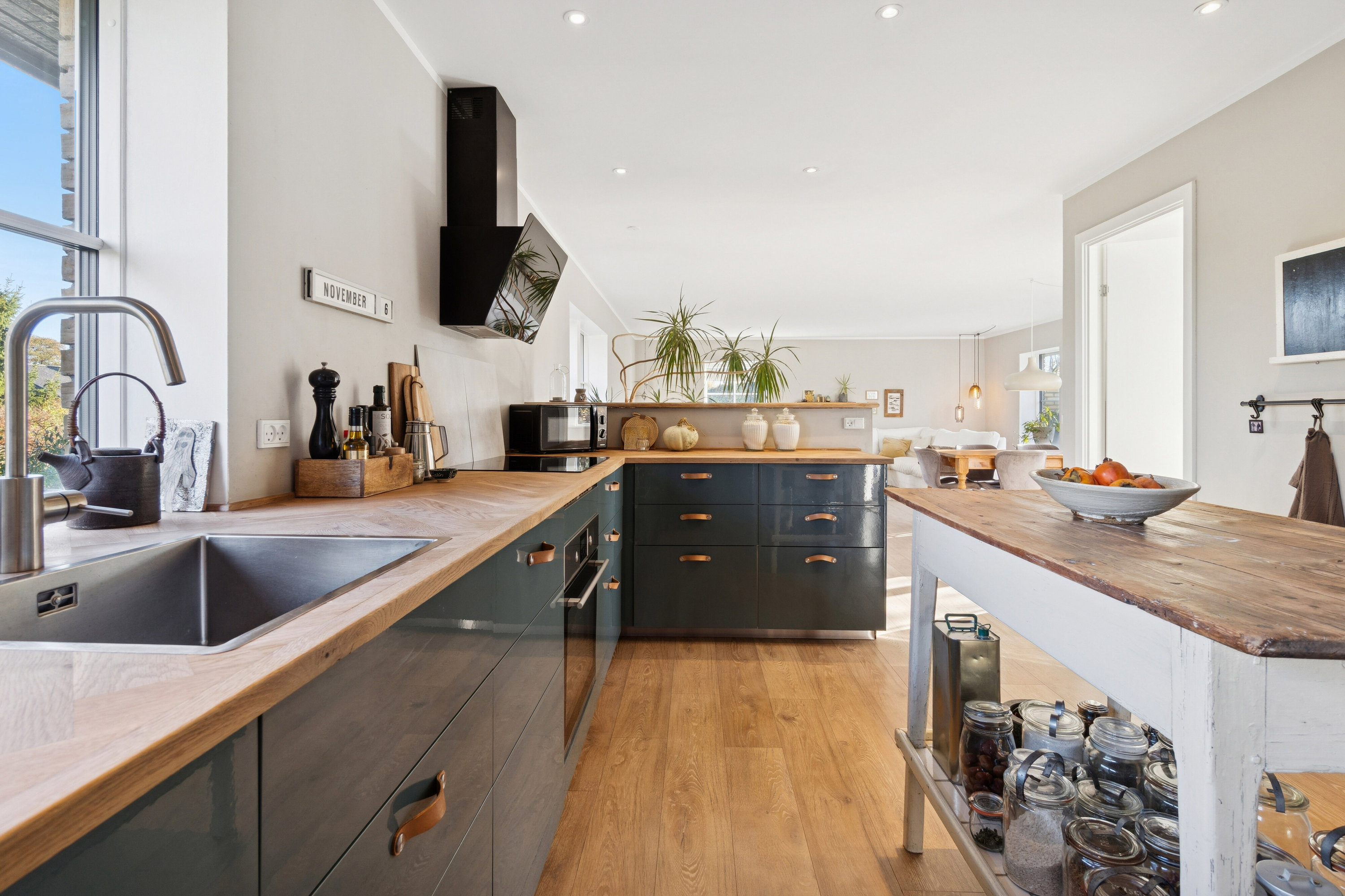 Fremhævet køkken billede i fuldskærmstilstand. Billede af Smallesund 97, Rønne, 3700 Rønne