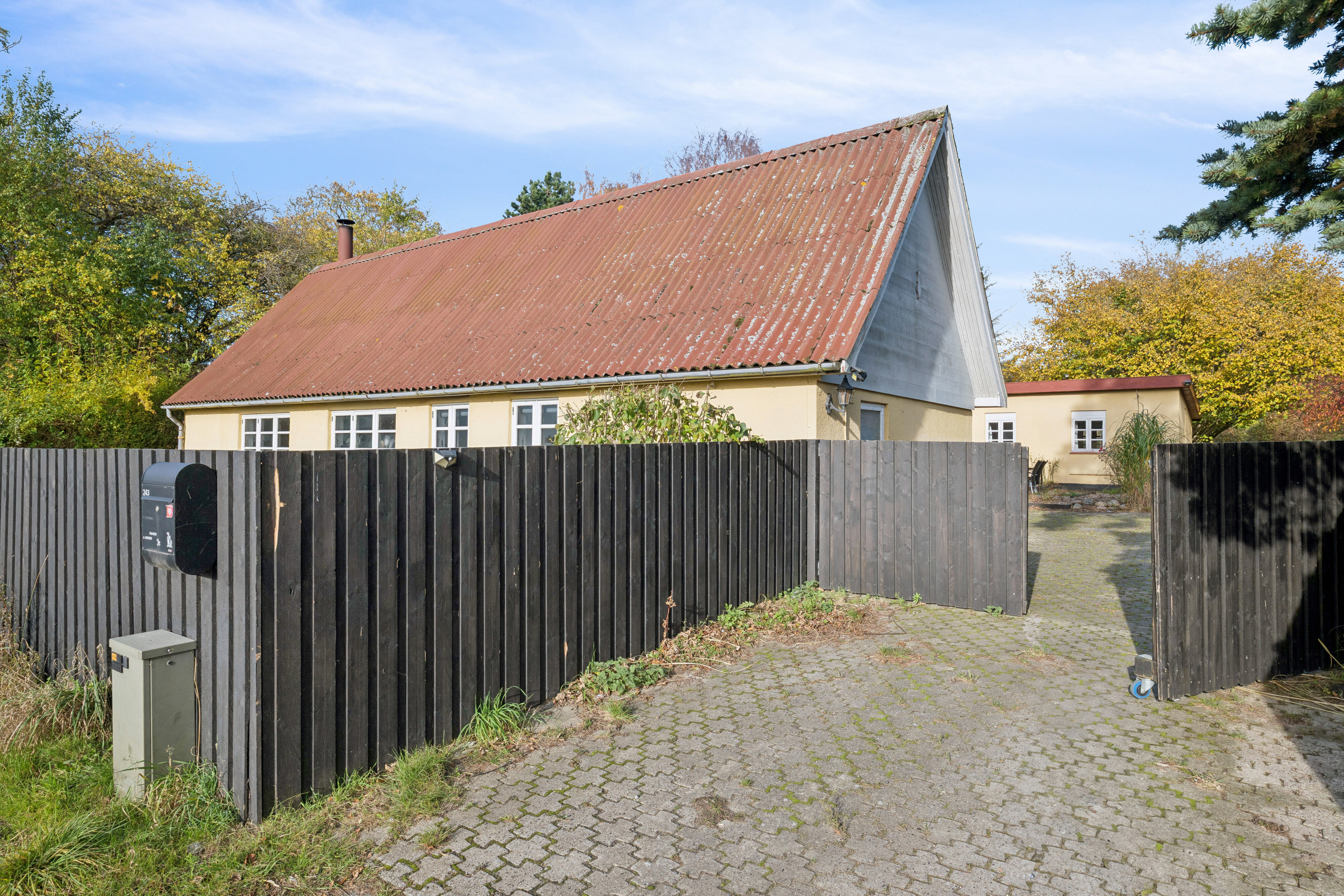 Fremhævet udendørs billede i fuldskærmstilstand. Billede af Ørslevvej 243, 4735 Mern