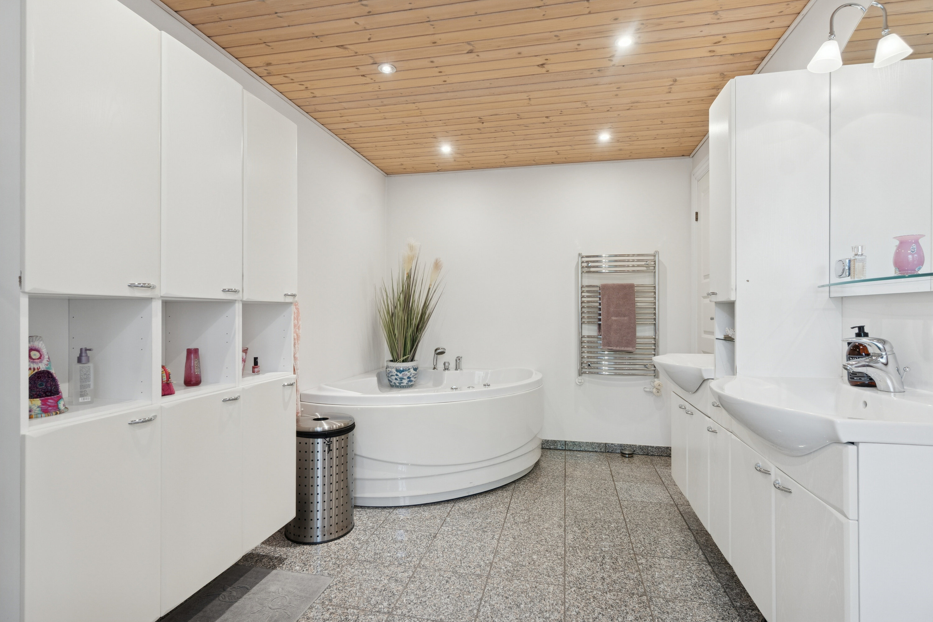 Fremhævet badeværelse billede i fuldskærmstilstand. Billede af Risumvej 36, 8600 Silkeborg