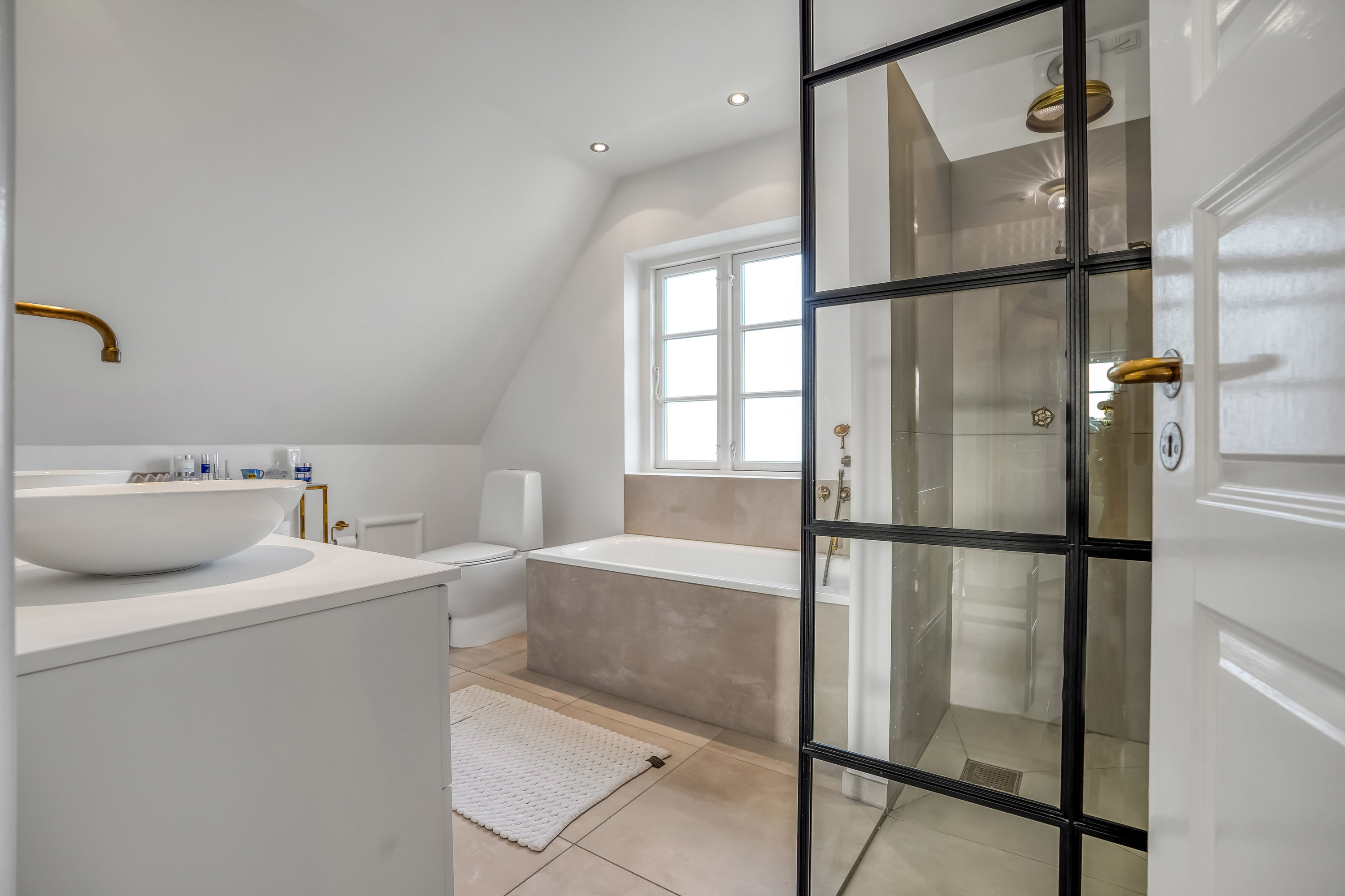 Fremhævet badeværelse billede i fuldskærmstilstand. Billede af Chr. Richardts Vej 43, 5230 Odense M