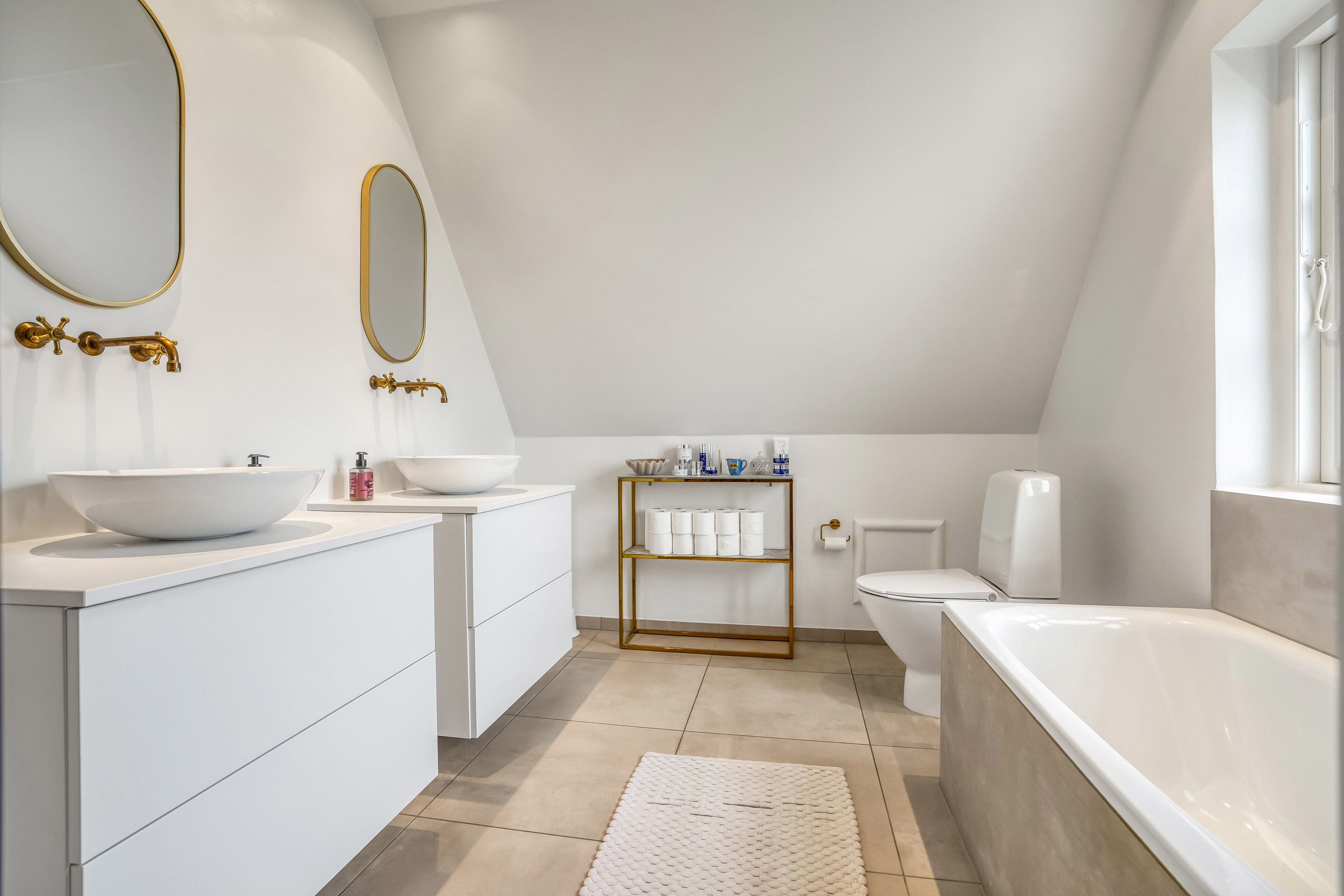 Fremhævet badeværelse billede i fuldskærmstilstand. Billede af Chr. Richardts Vej 43, 5230 Odense M