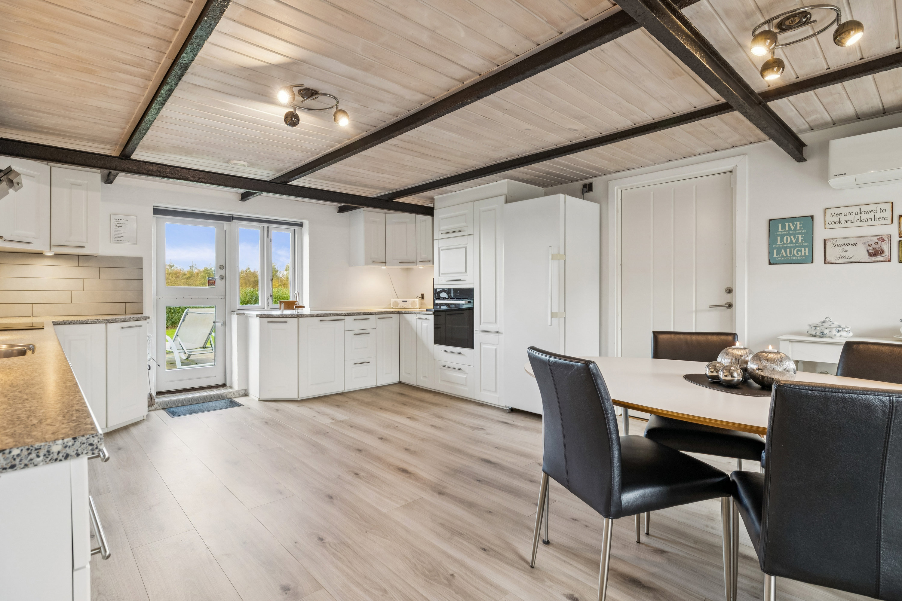 Fremhævet stue billede i fuldskærmstilstand. Billede af Mariagervej 447, Hvidsten, 8981 Spentrup