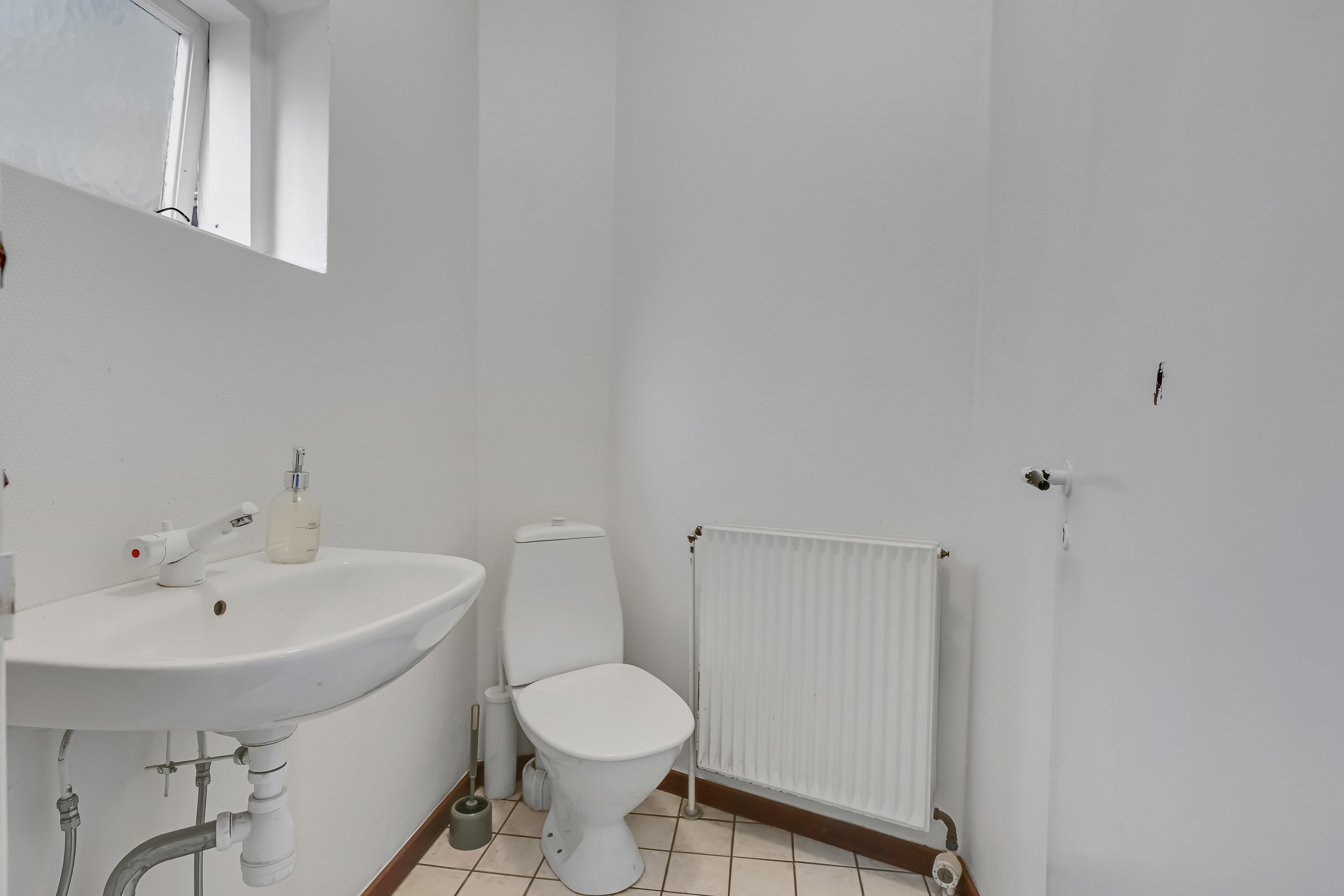 Fremhævet toilet billede i fuldskærmstilstand. Billede af Vestergade 2, 6840 Oksbøl