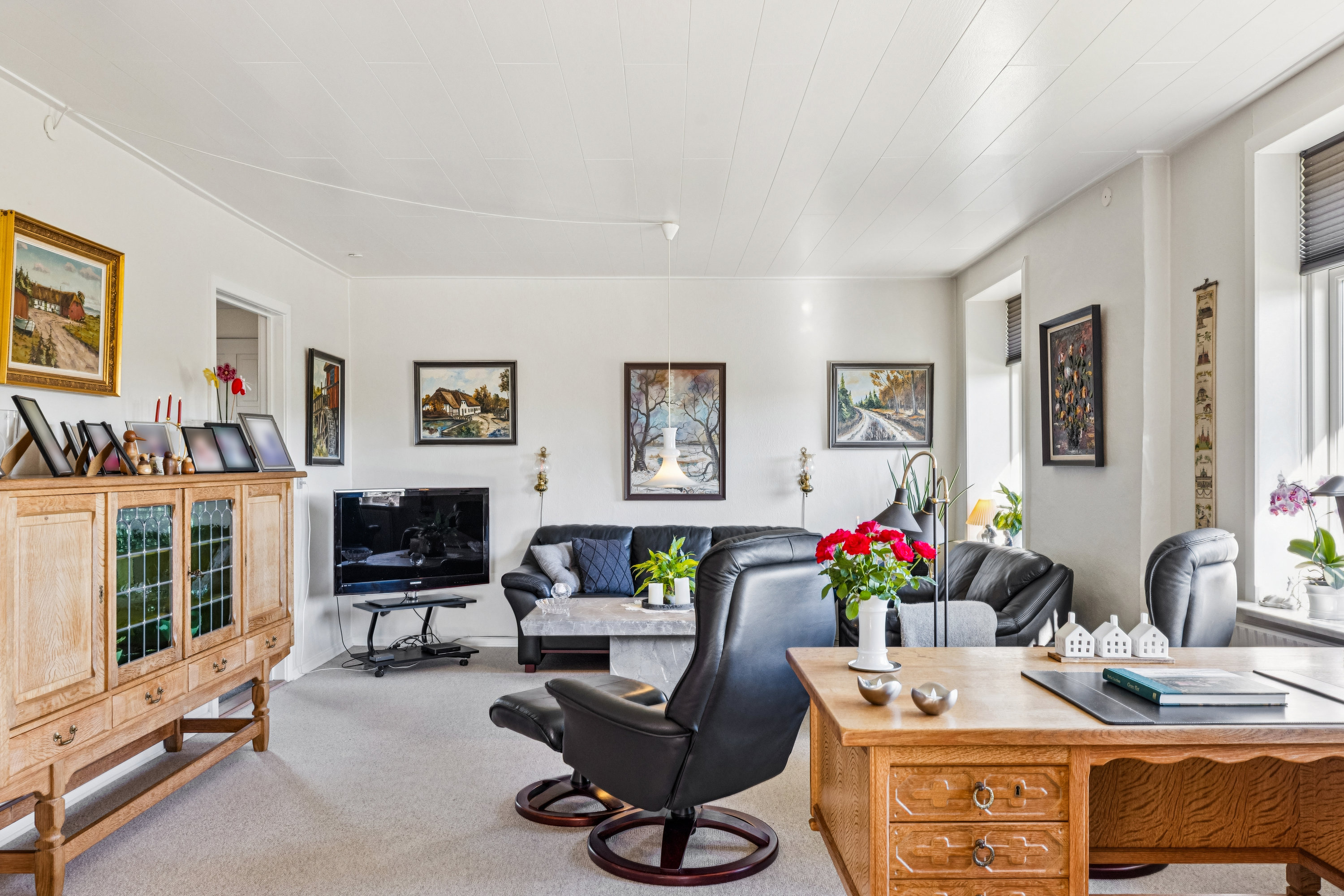 Fremhævet stue billede i fuldskærmstilstand. Billede af Hølleskovvej 1, Spandet, 6760 Ribe