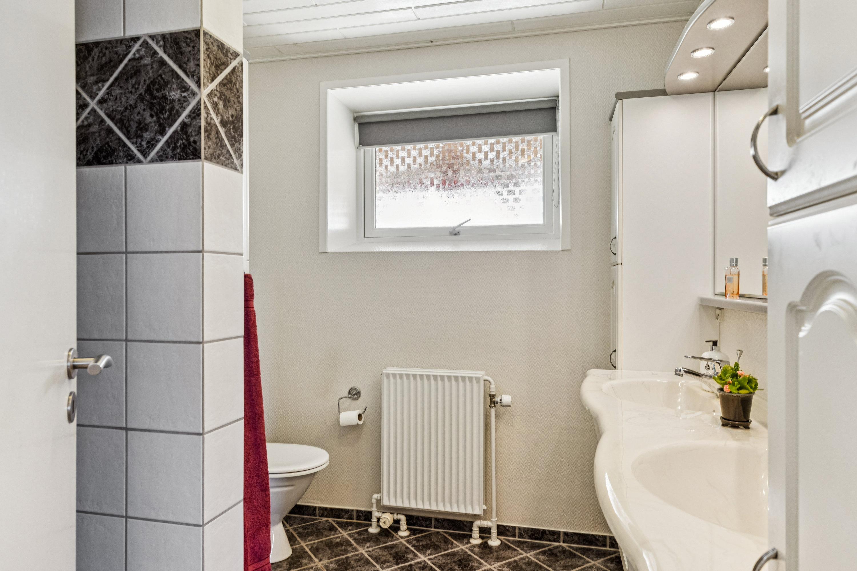 Fremhævet badeværelse billede i fuldskærmstilstand. Billede af Hølleskovvej 1, Spandet, 6760 Ribe