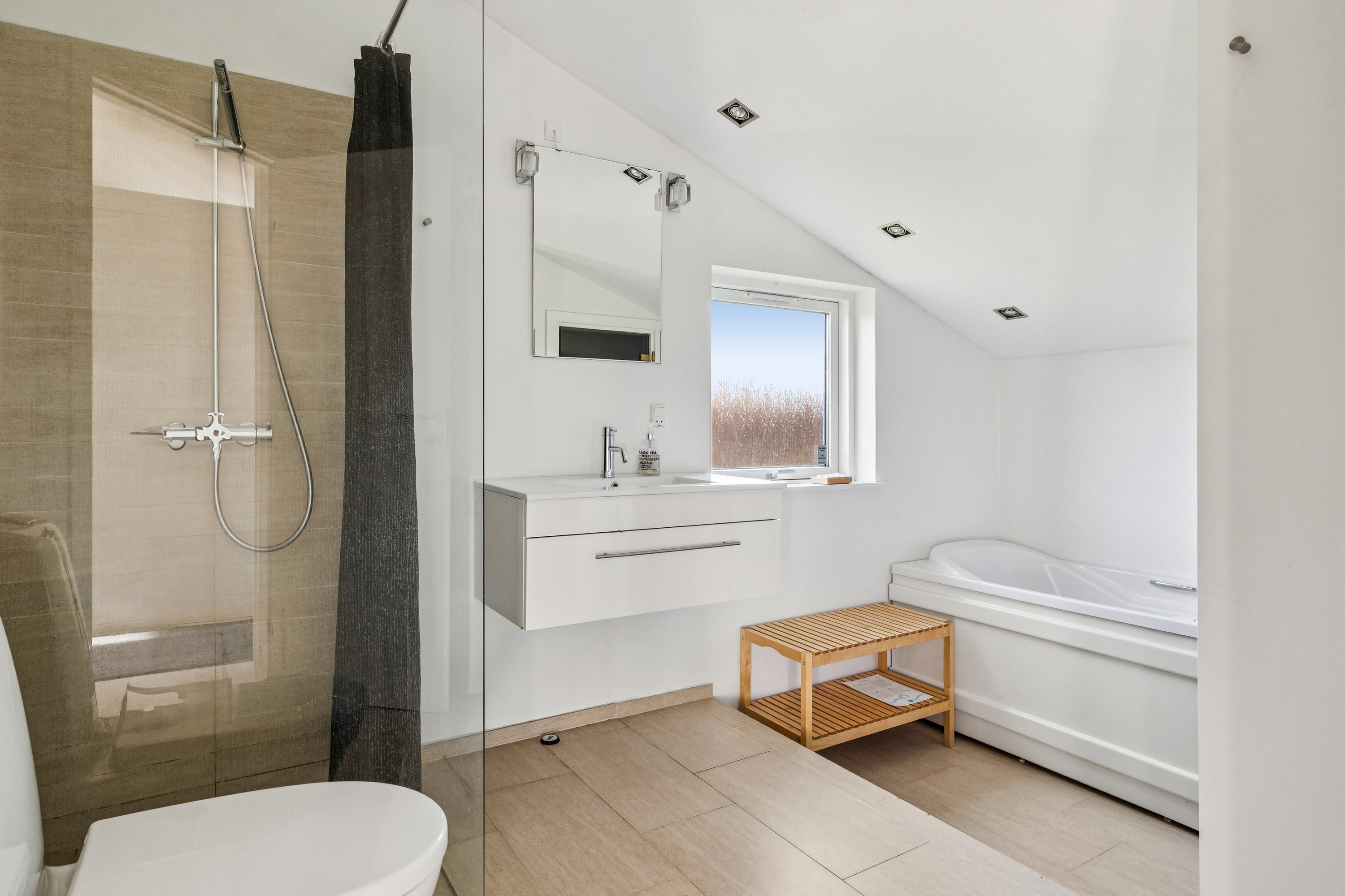 Fremhævet badeværelse billede i fuldskærmstilstand. Billede af Solbærhaven 21, Øster Hurup, 9560 Hadsund