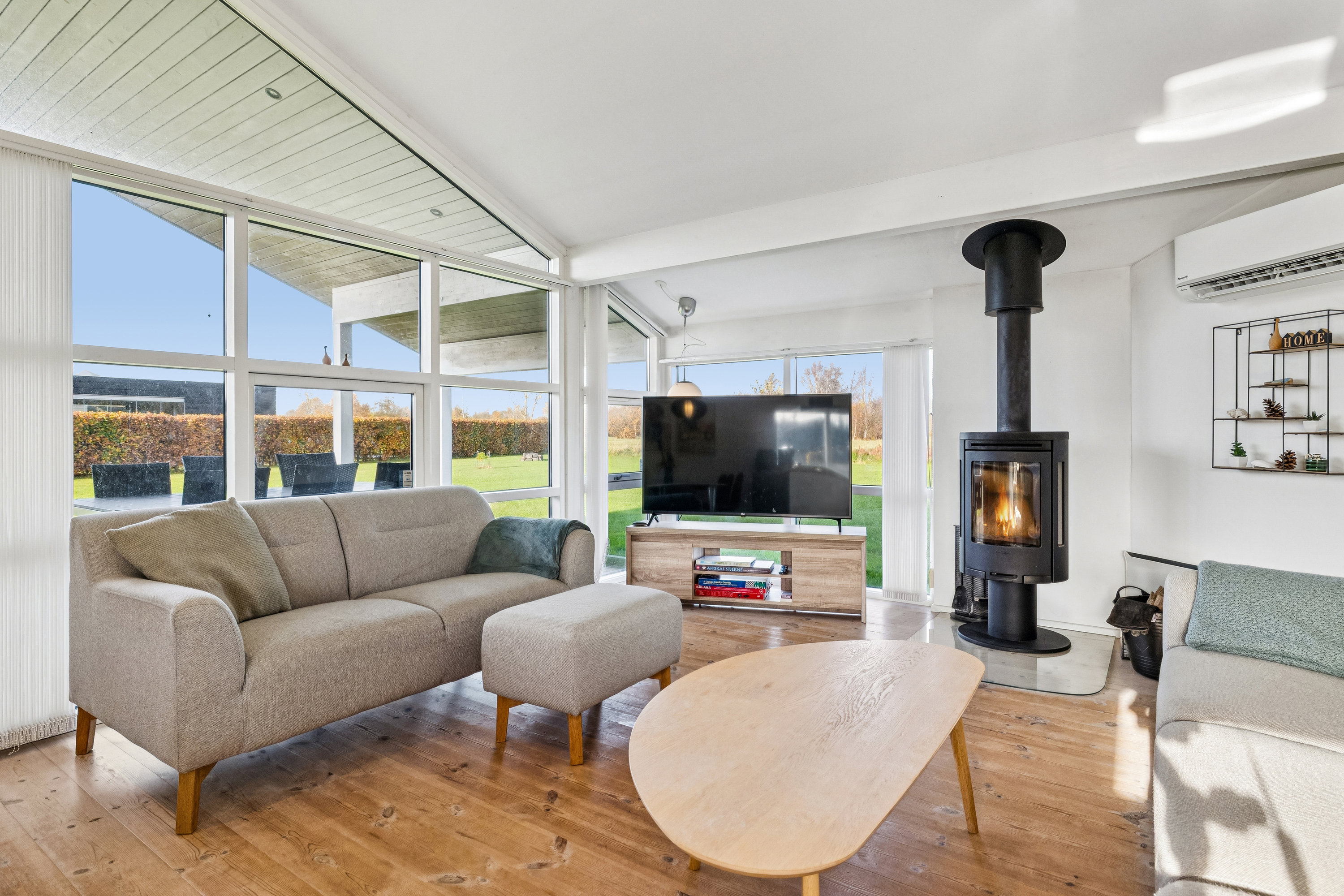 Fremhævet stue billede i fuldskærmstilstand. Billede af Solbærhaven 21, Øster Hurup, 9560 Hadsund