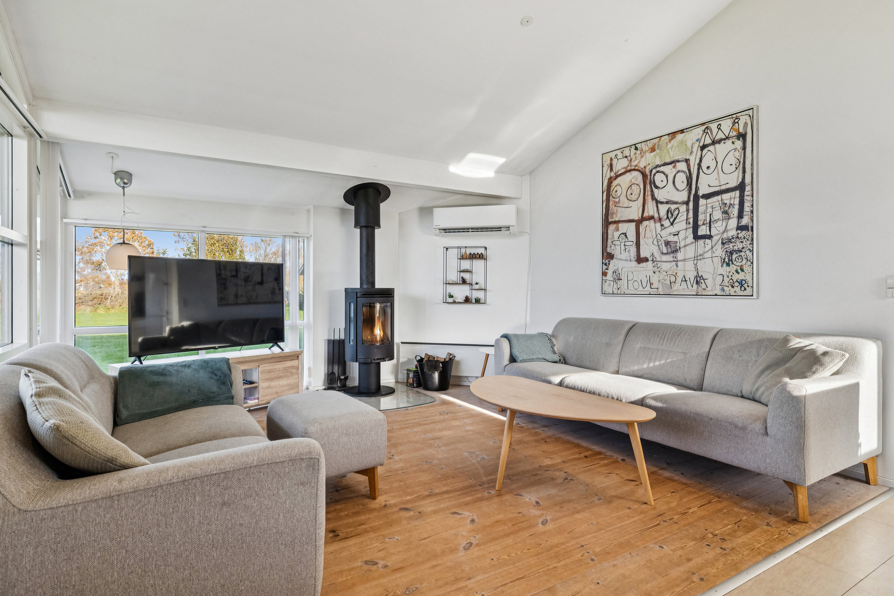 Fremhævet stue billede i fuldskærmstilstand. Billede af Solbærhaven 21, Øster Hurup, 9560 Hadsund