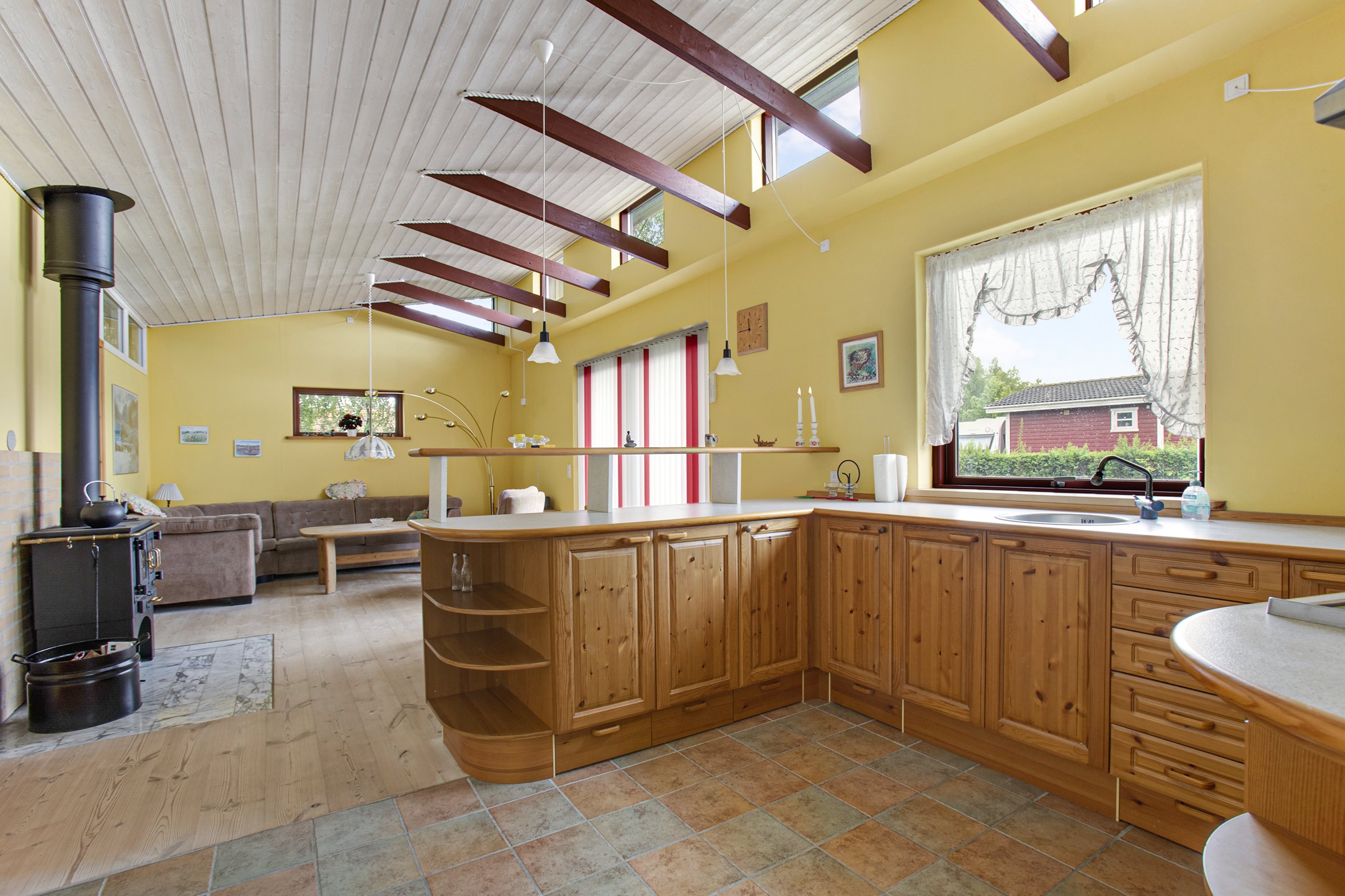 Fremhævet køkken billede i fuldskærmstilstand. Billede af Engblommevej 5, 4040 Jyllinge