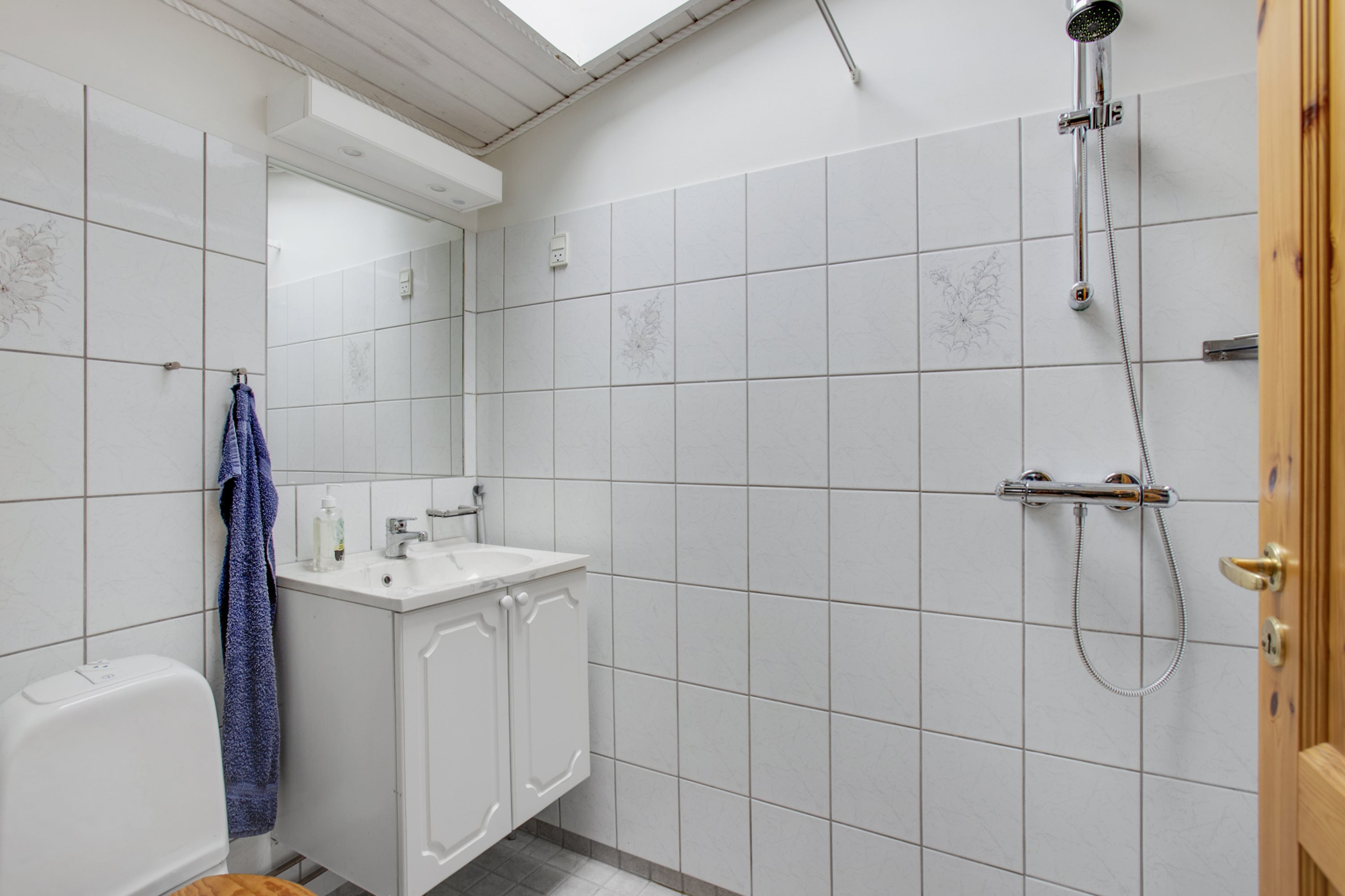 Fremhævet badeværelse billede i fuldskærmstilstand. Billede af Engblommevej 5, 4040 Jyllinge