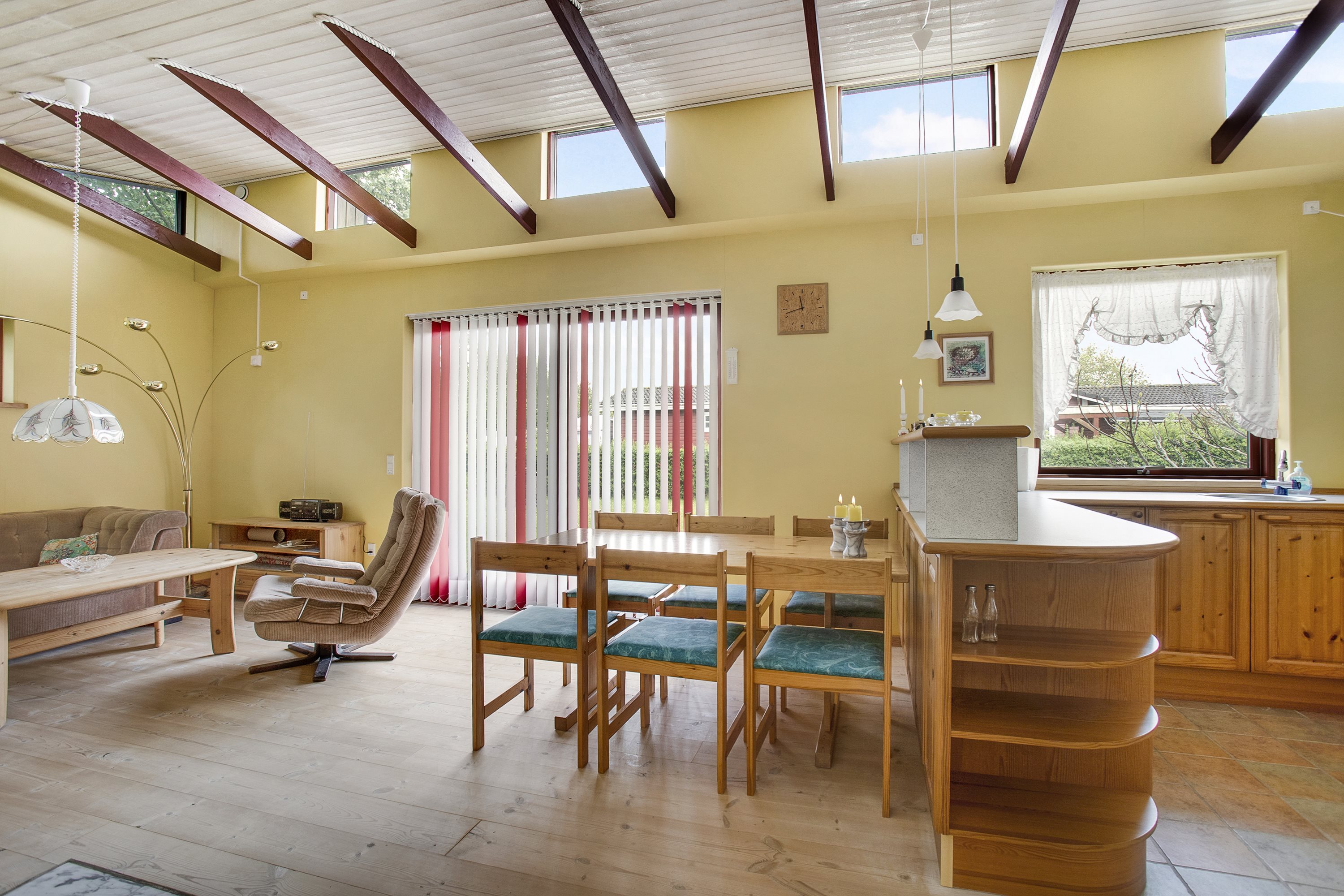 Fremhævet køkken alrum billede i fuldskærmstilstand. Billede af Engblommevej 5, 4040 Jyllinge