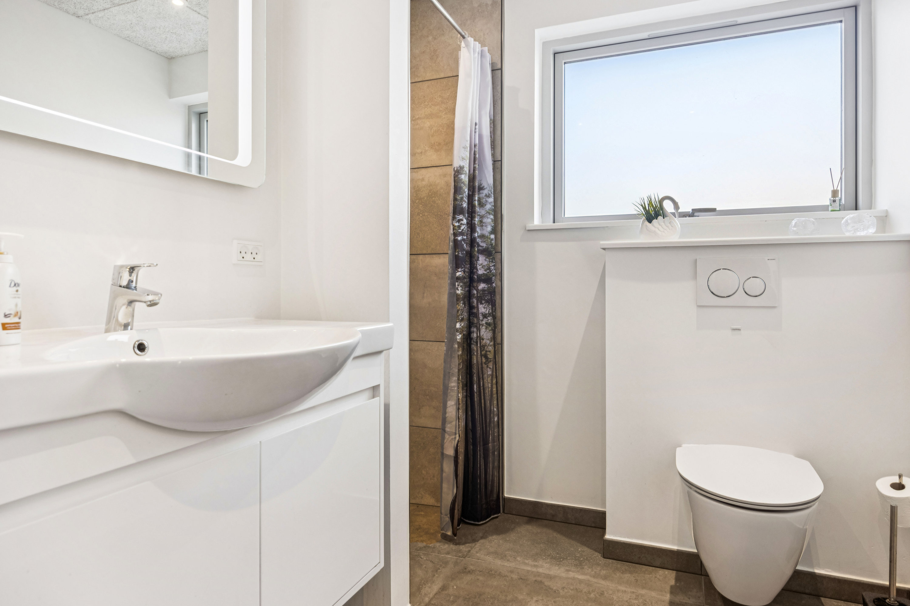 Fremhævet badeværelse billede i fuldskærmstilstand. Billede af Tulipanvej 11, 9310 Vodskov