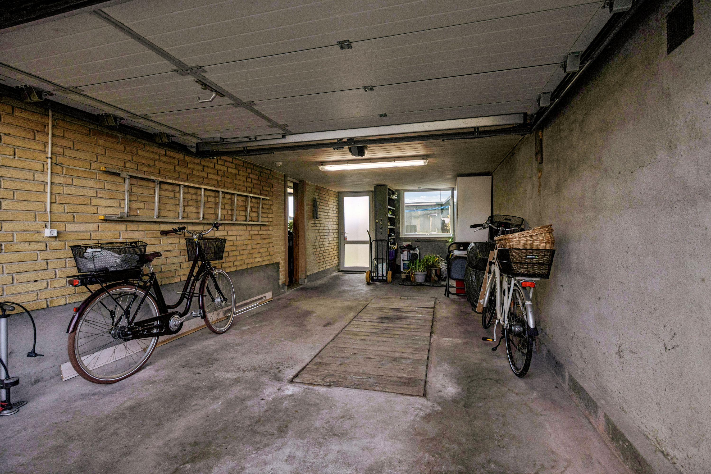 Fremhævet garage billede i fuldskærmstilstand. Billede af Tulipanvej 11, 9310 Vodskov