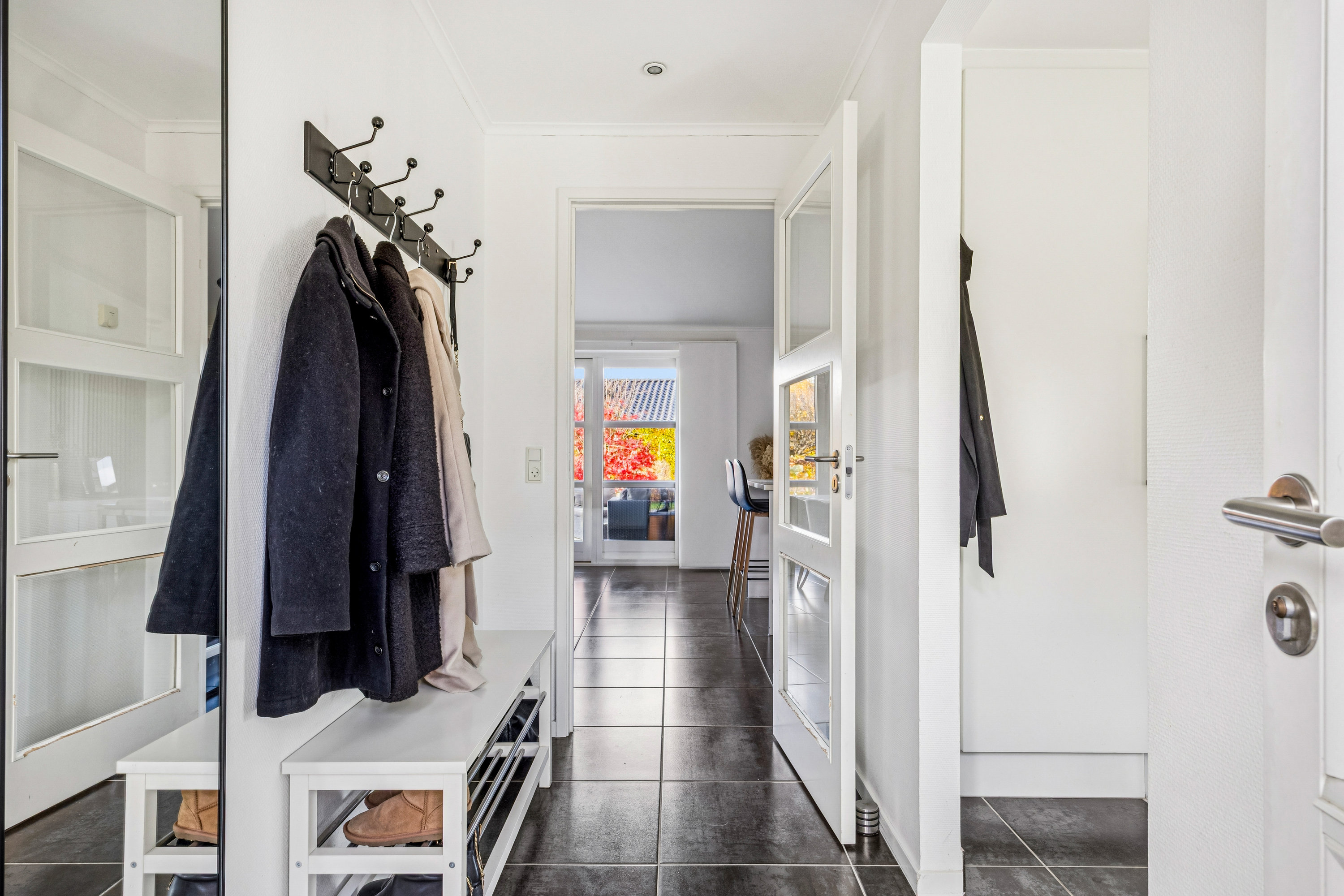 Fremhævet entré billede i fuldskærmstilstand. Billede af Solsikkemarken 1, 4140 Borup