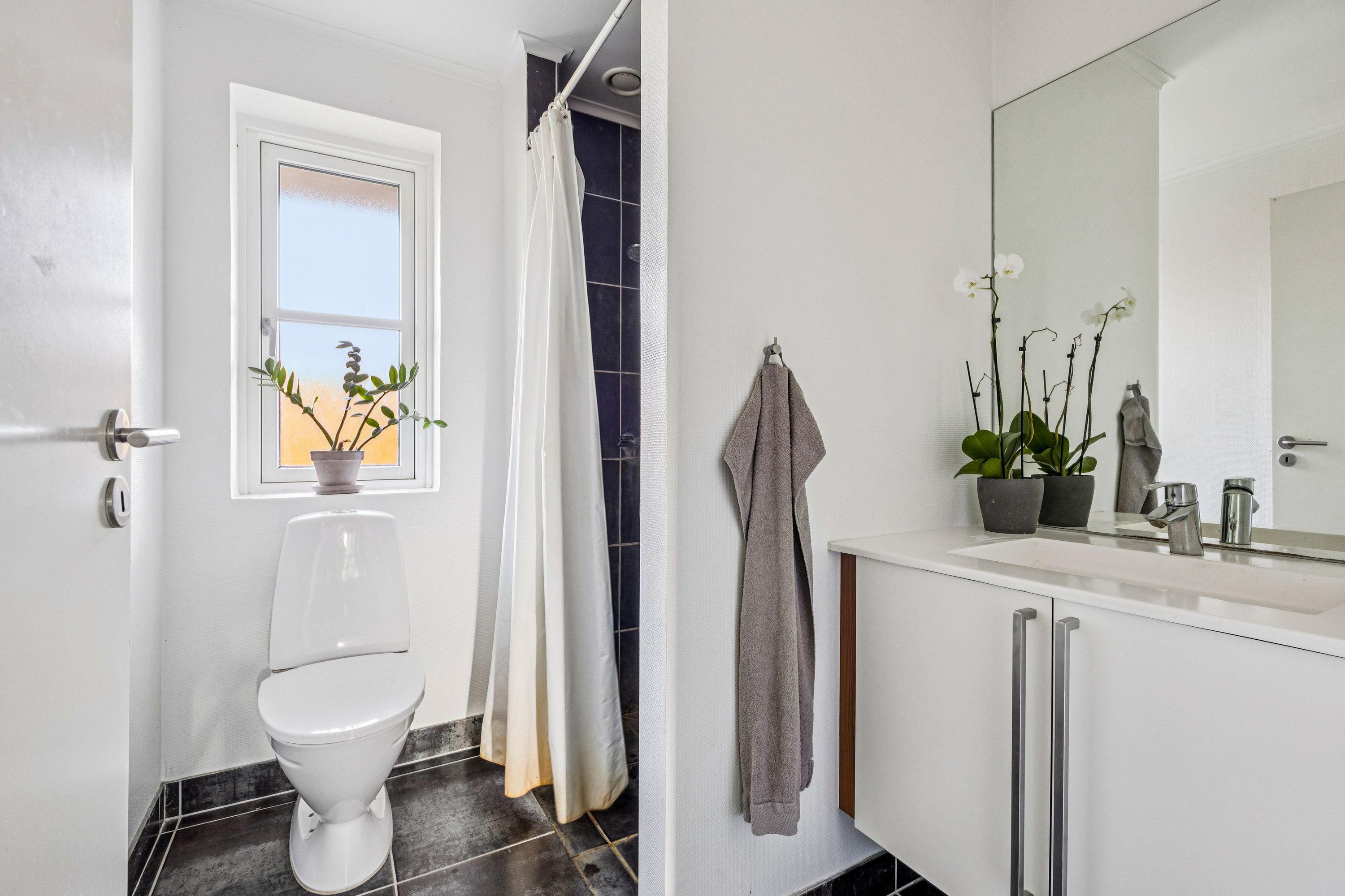 Fremhævet badeværelse billede i fuldskærmstilstand. Billede af Solsikkemarken 1, 4140 Borup