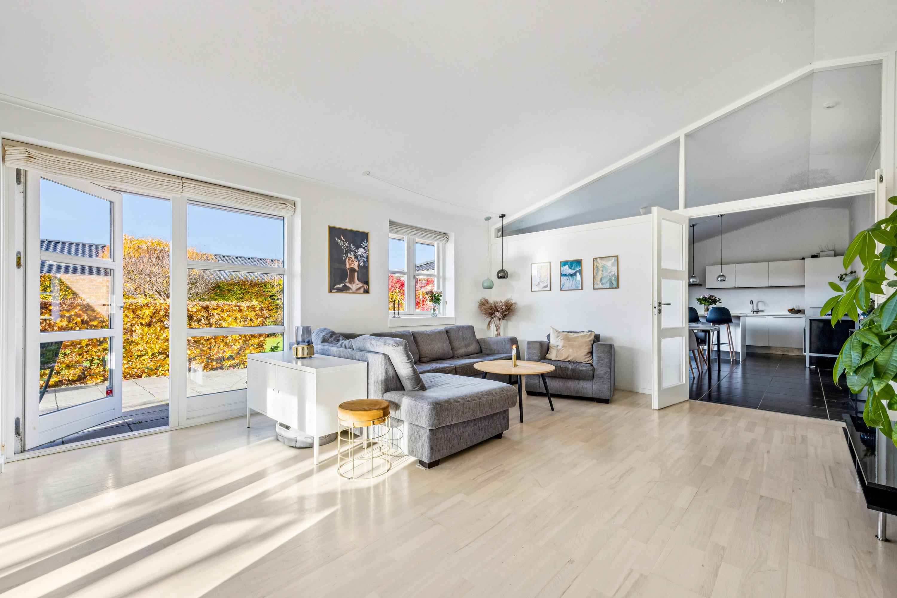 Fremhævet stue billede i fuldskærmstilstand. Billede af Solsikkemarken 1, 4140 Borup