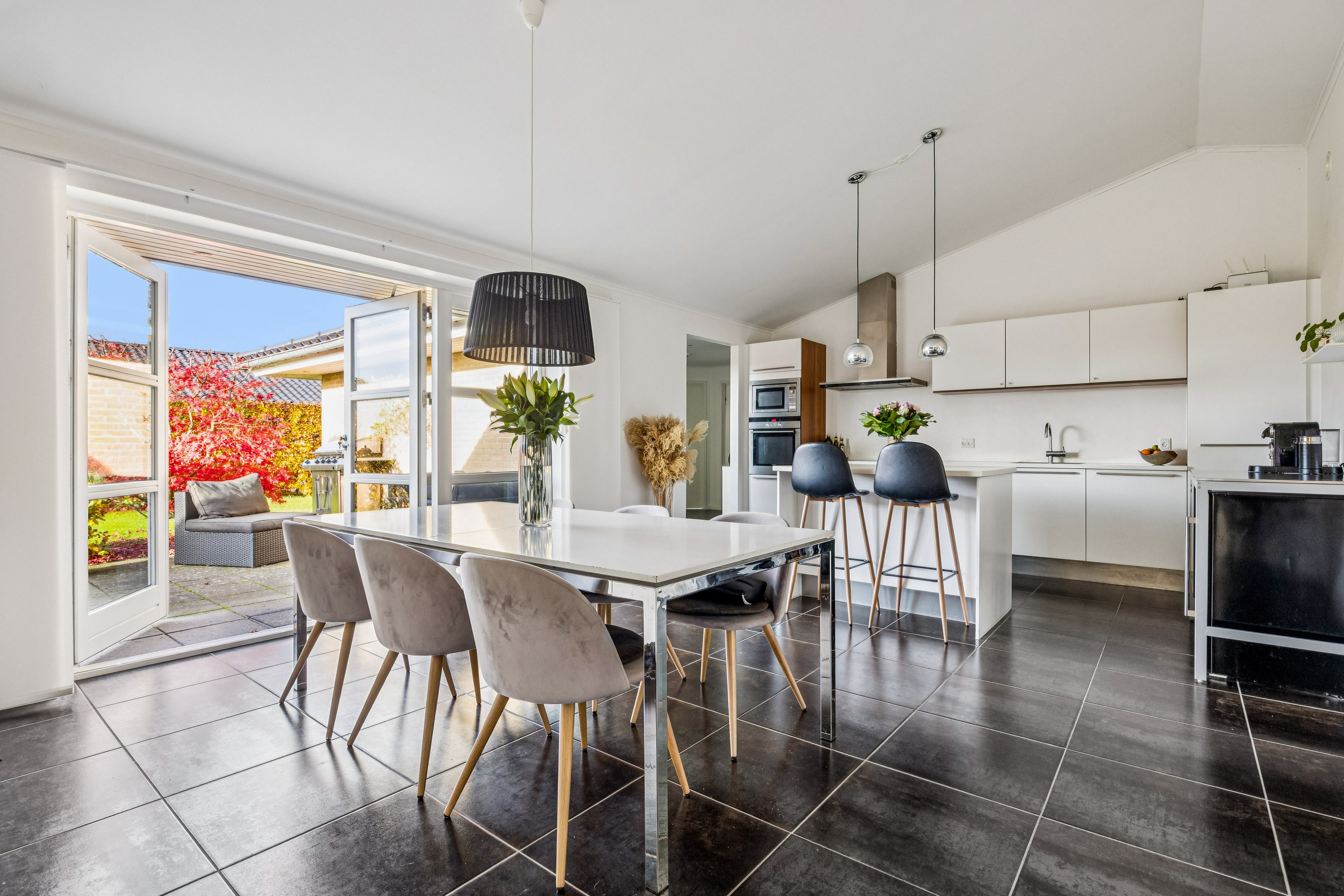 Fremhævet stue billede i fuldskærmstilstand. Billede af Solsikkemarken 1, 4140 Borup