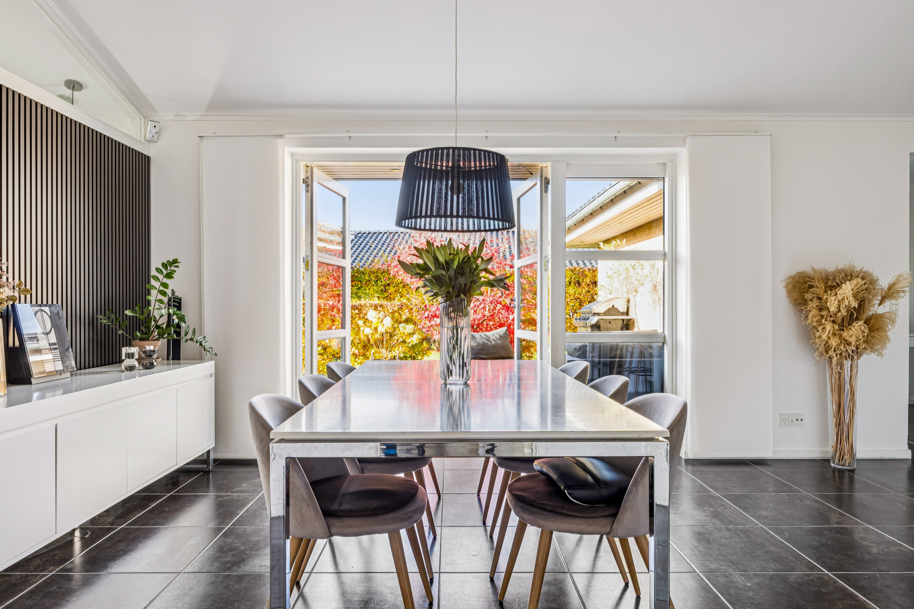 Fremhævet alrum billede i fuldskærmstilstand. Billede af Solsikkemarken 1, 4140 Borup