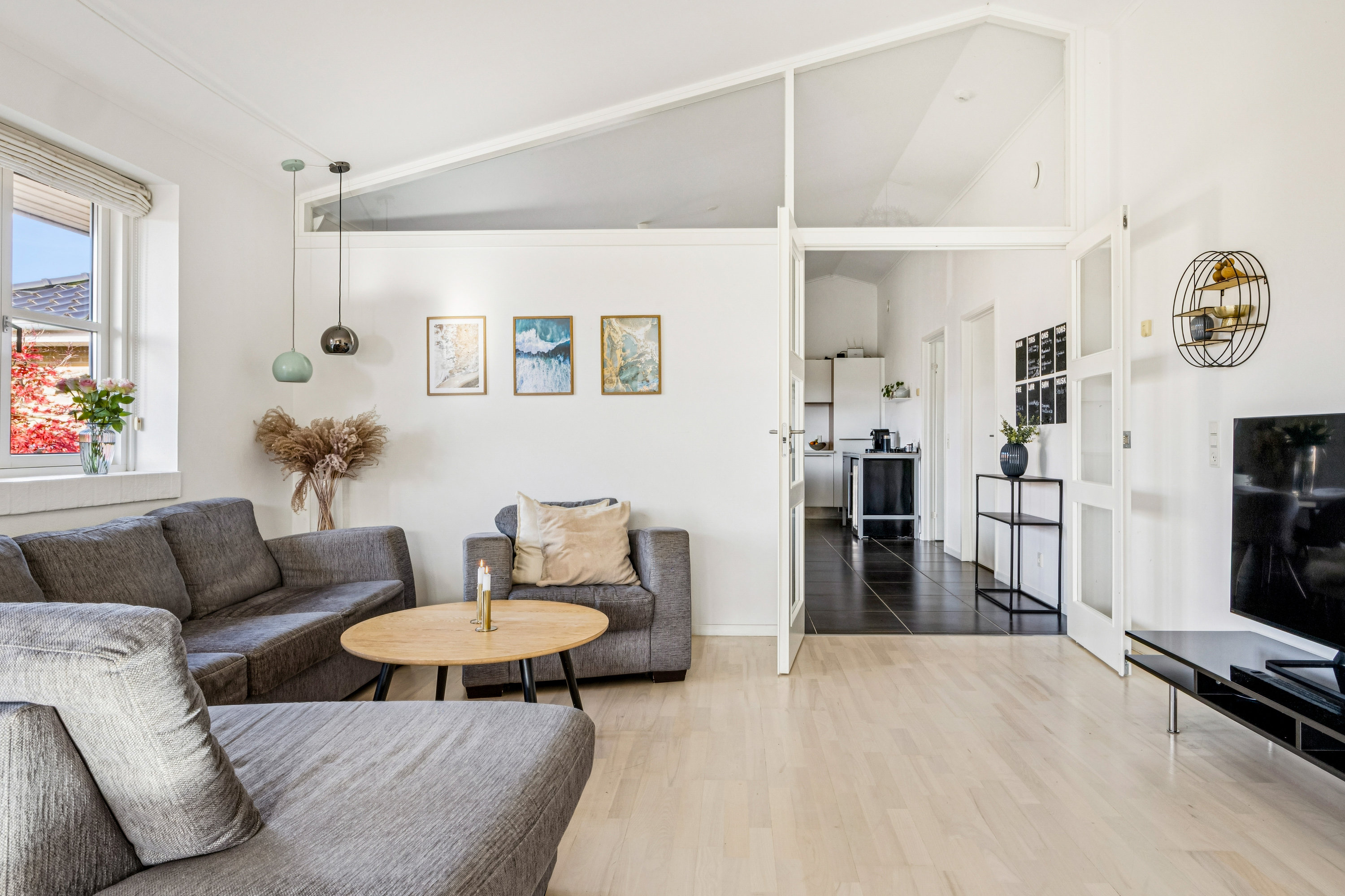 Fremhævet stue billede i fuldskærmstilstand. Billede af Solsikkemarken 1, 4140 Borup