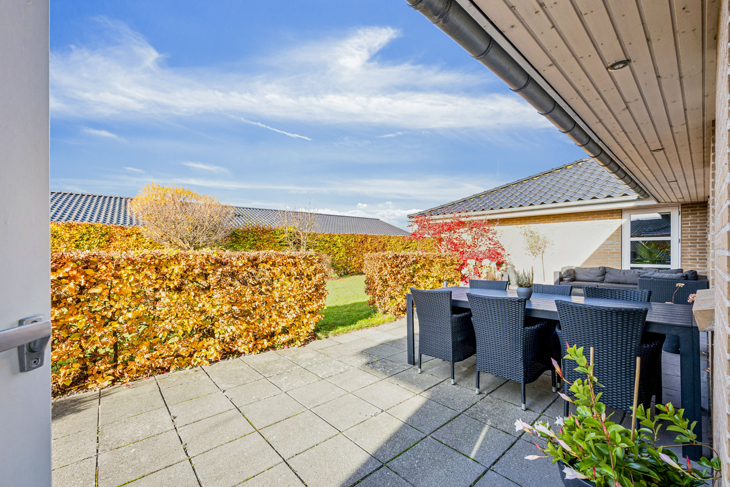 Fremhævet terrasse billede i fuldskærmstilstand. Billede af Solsikkemarken 1, 4140 Borup