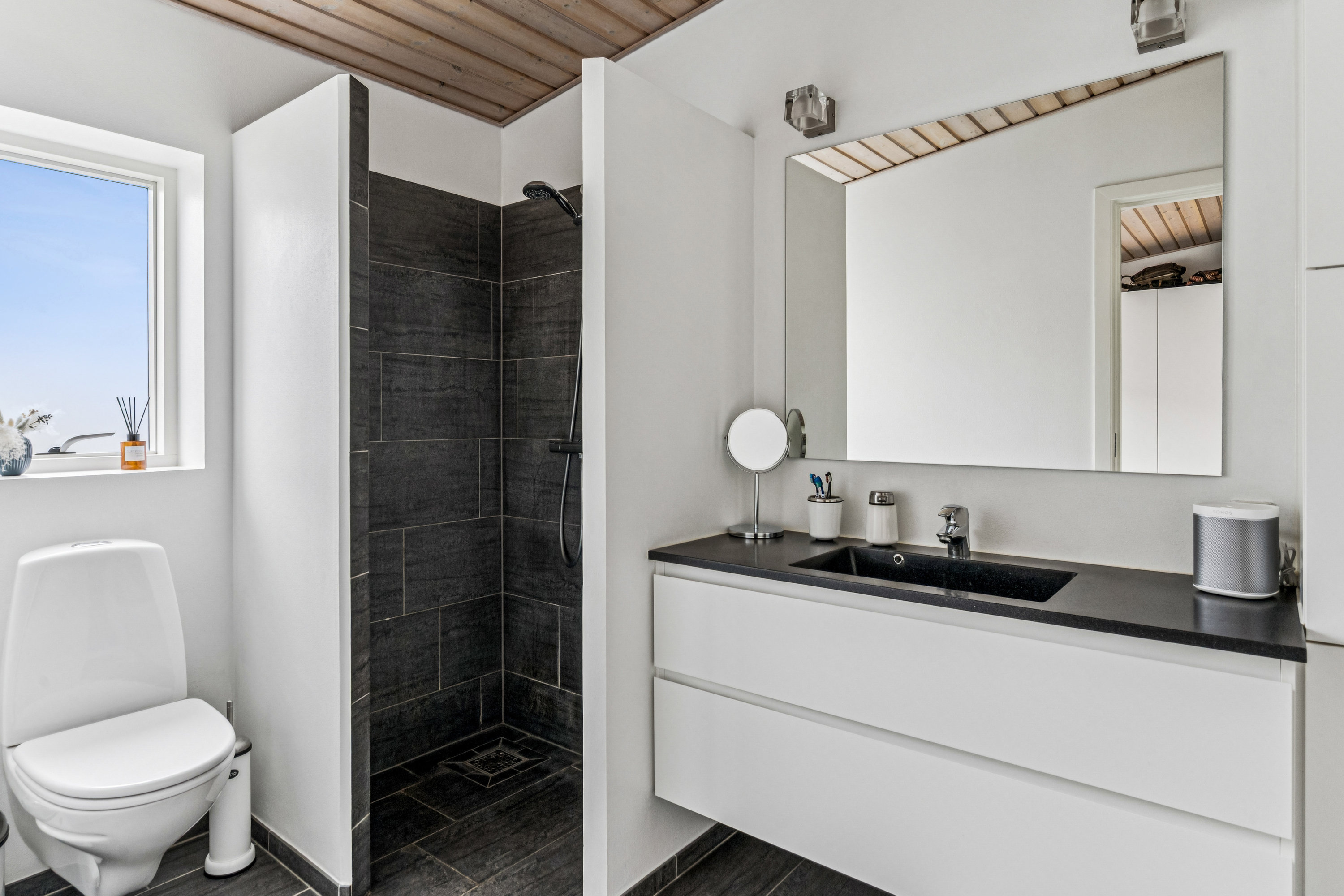 Fremhævet badeværelse billede i fuldskærmstilstand. Billede af Dalvænget 15, 8382 Hinnerup