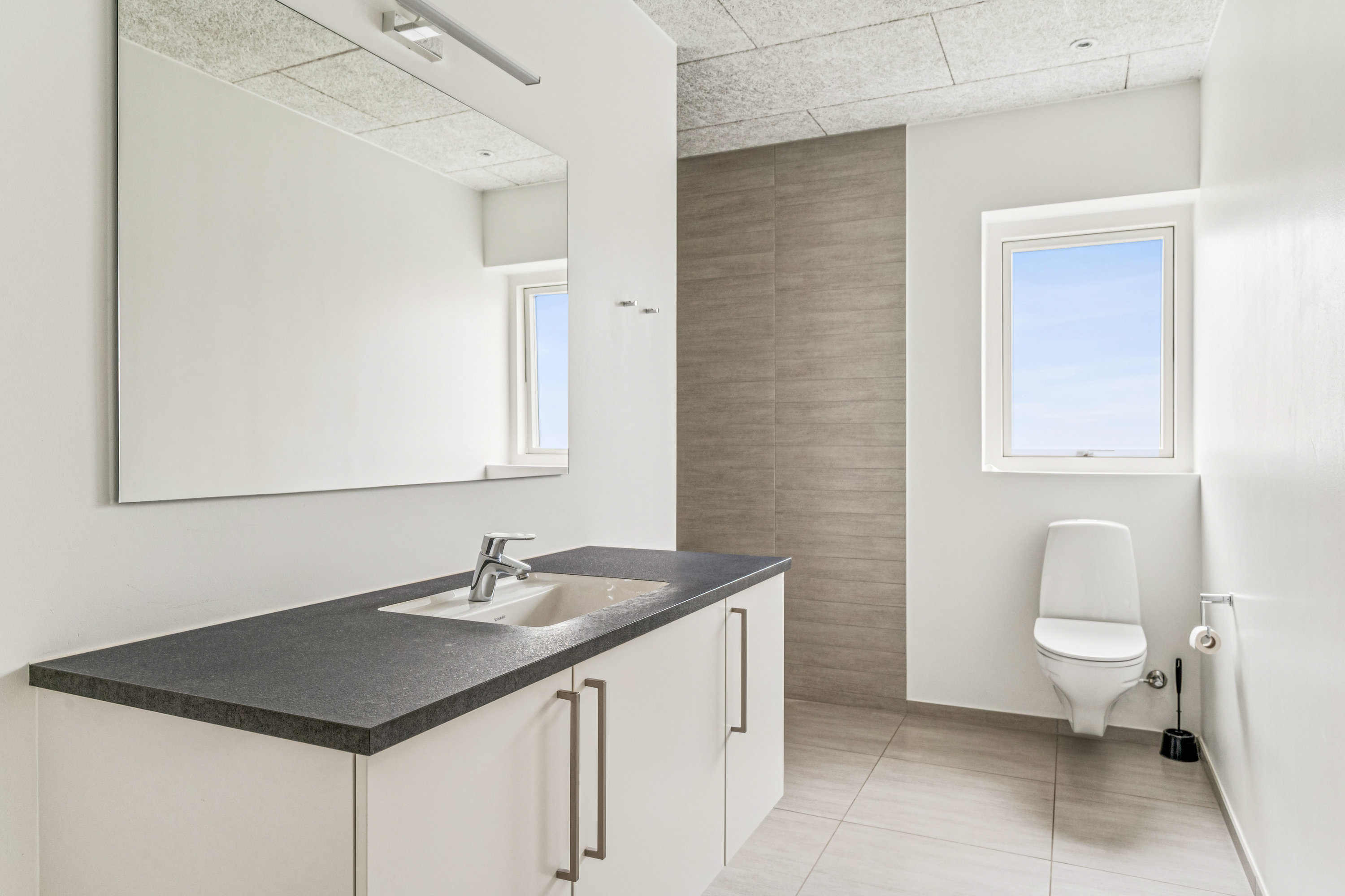 Fremhævet badeværelse billede i fuldskærmstilstand. Billede af Holmebakken 26, 8382 Hinnerup