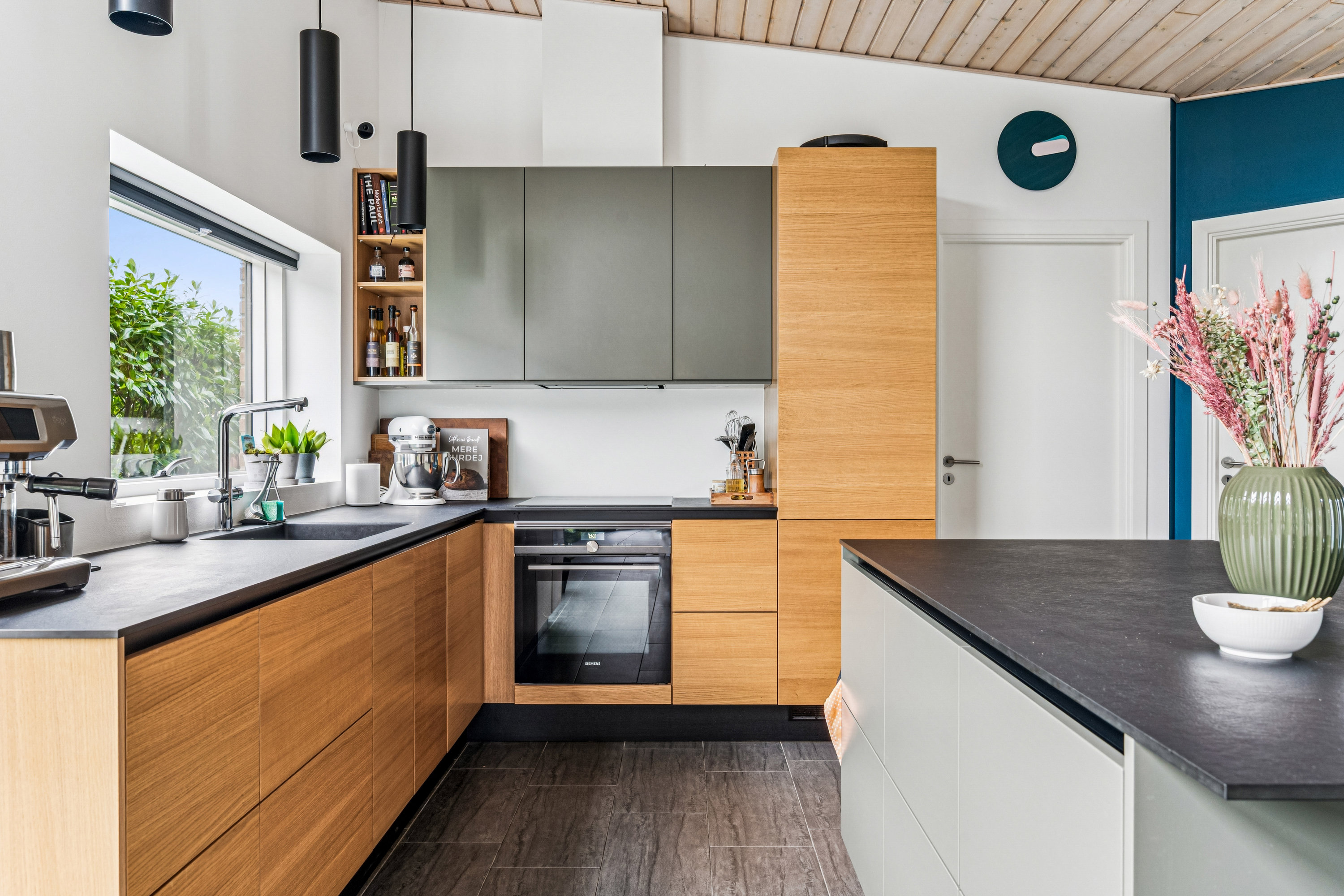 Fremhævet køkken billede i fuldskærmstilstand. Billede af Dalvænget 15, 8382 Hinnerup