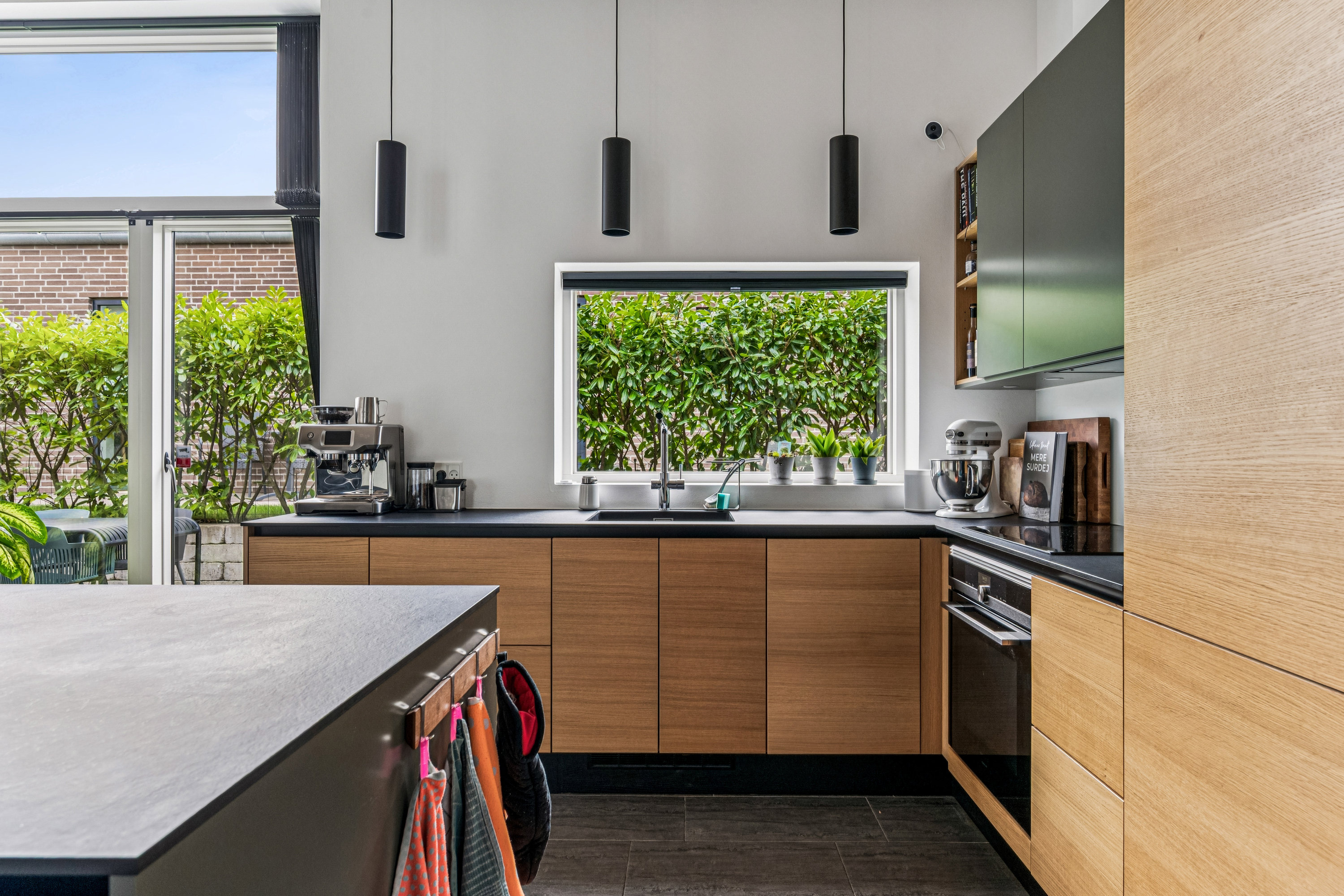 Fremhævet køkken billede i fuldskærmstilstand. Billede af Dalvænget 15, 8382 Hinnerup