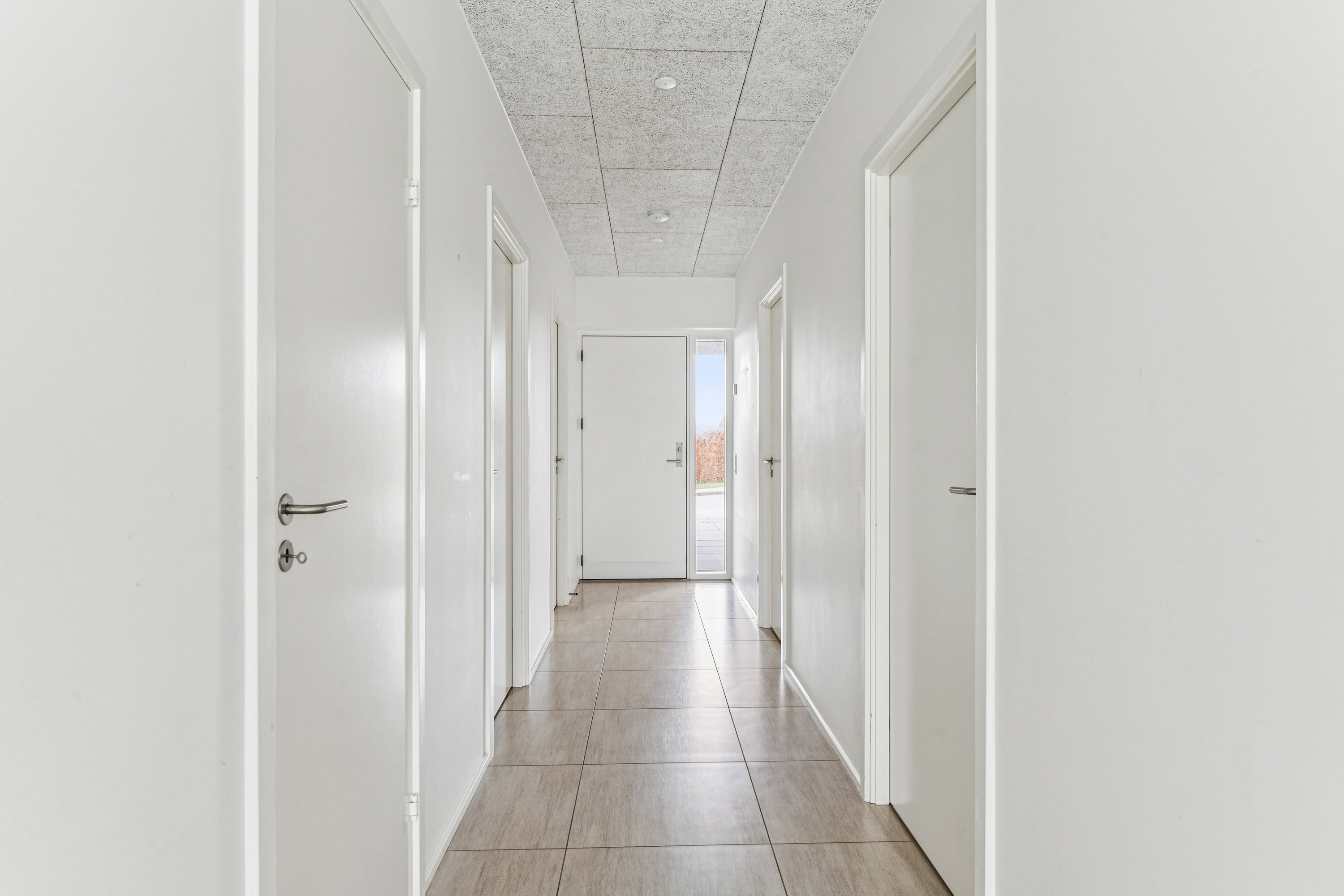 Fremhævet gang billede i fuldskærmstilstand. Billede af Holmebakken 26, 8382 Hinnerup