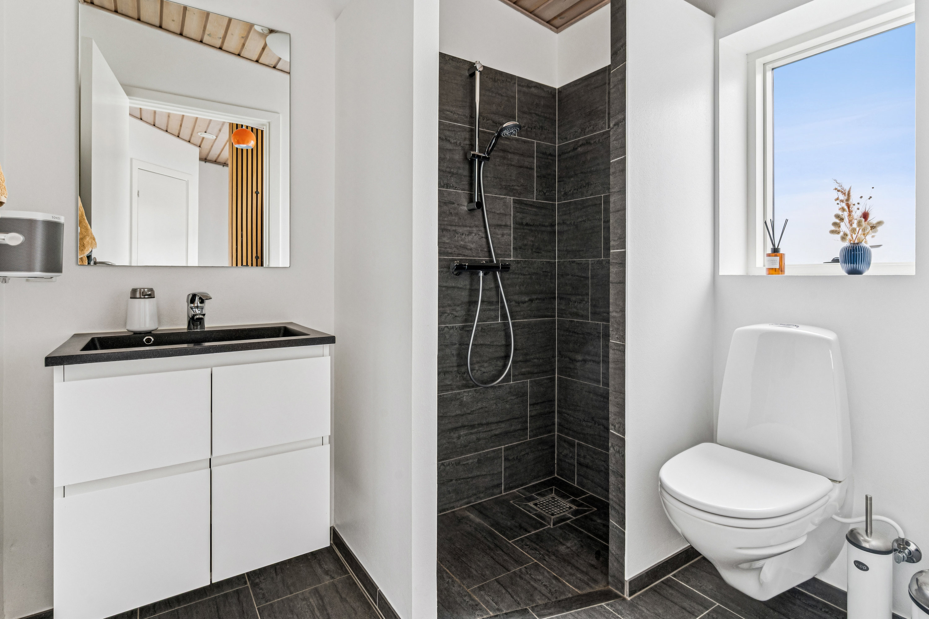 Fremhævet badeværelse billede i fuldskærmstilstand. Billede af Dalvænget 15, 8382 Hinnerup