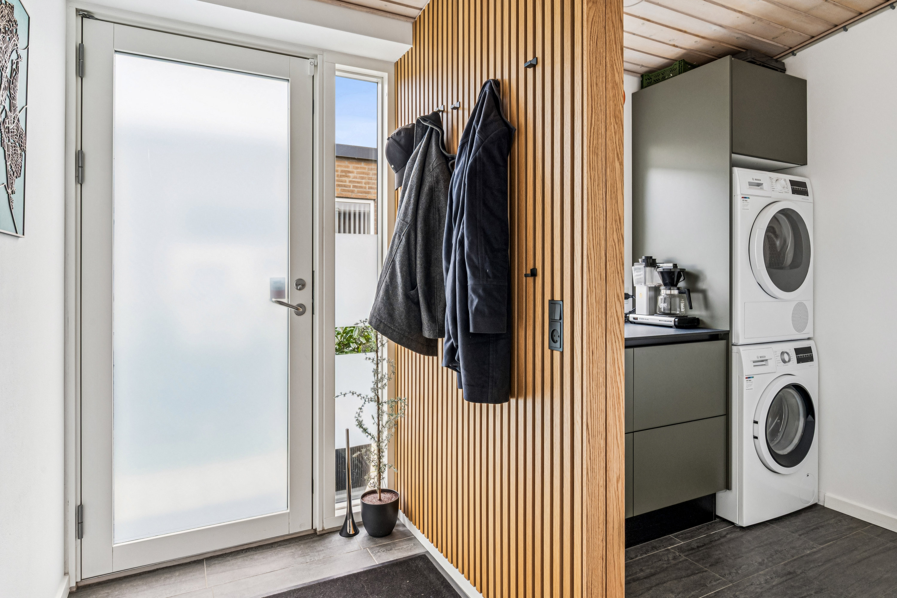 Fremhævet entré billede i fuldskærmstilstand. Billede af Dalvænget 15, 8382 Hinnerup