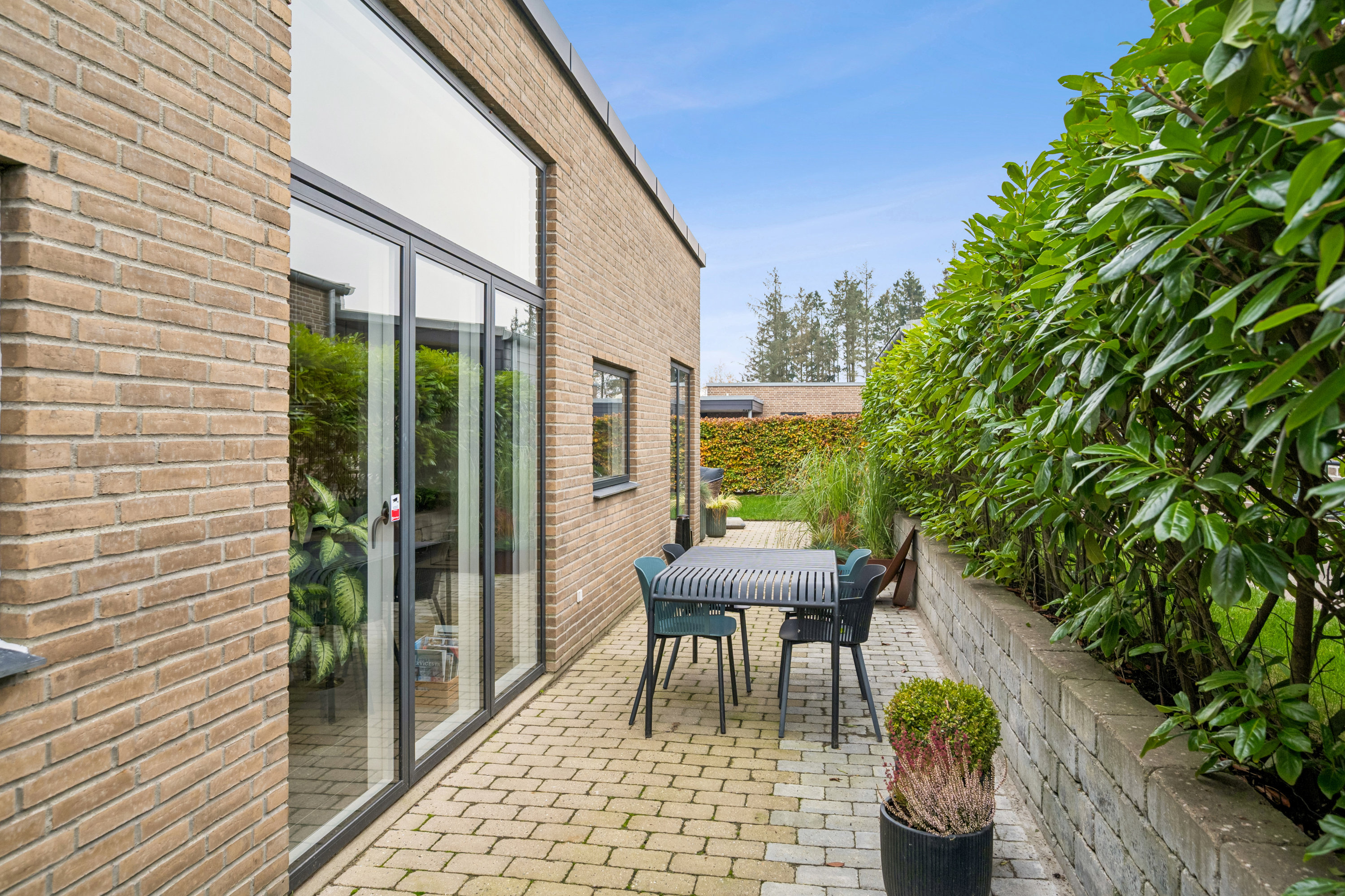 Fremhævet terrasse billede i fuldskærmstilstand. Billede af Dalvænget 15, 8382 Hinnerup