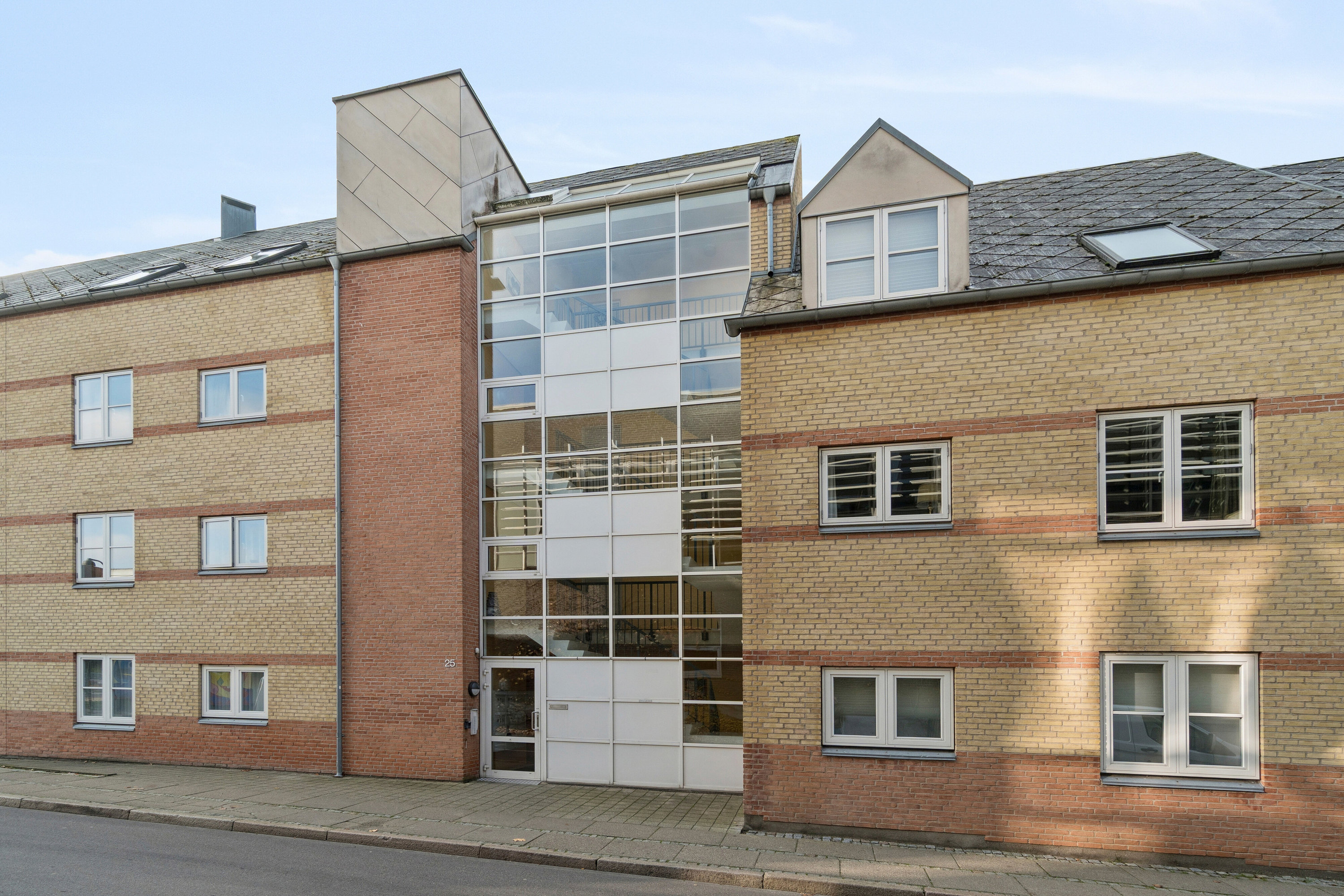 Fremhævet facade, mod gade billede i fuldskærmstilstand. Billede af Grønnegade 25, st.. mf., 4700 Næstved