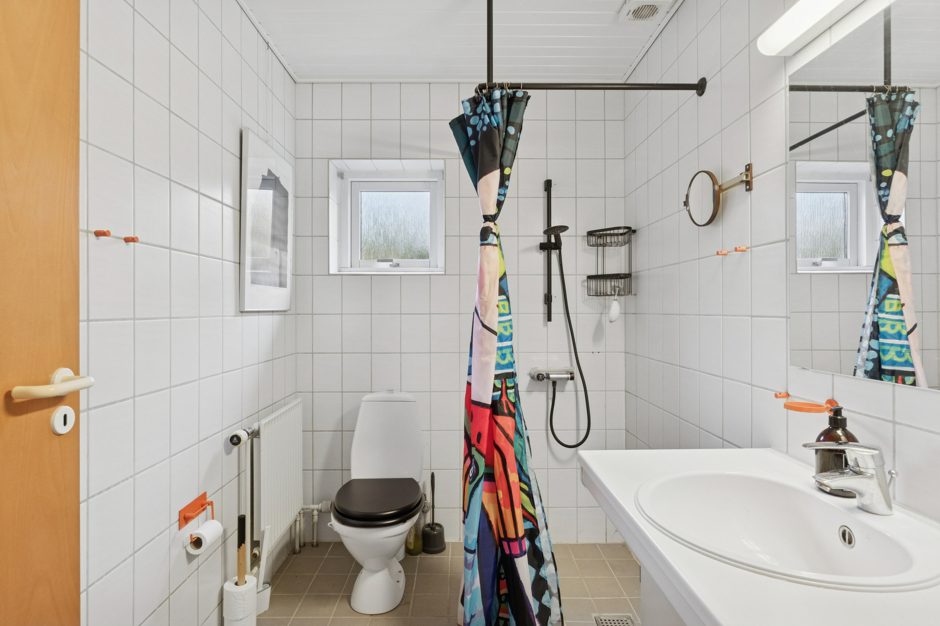 Fremhævet badeværelse billede i fuldskærmstilstand. Billede af Jørgen Kroghs Vej 80, 7430 Ikast