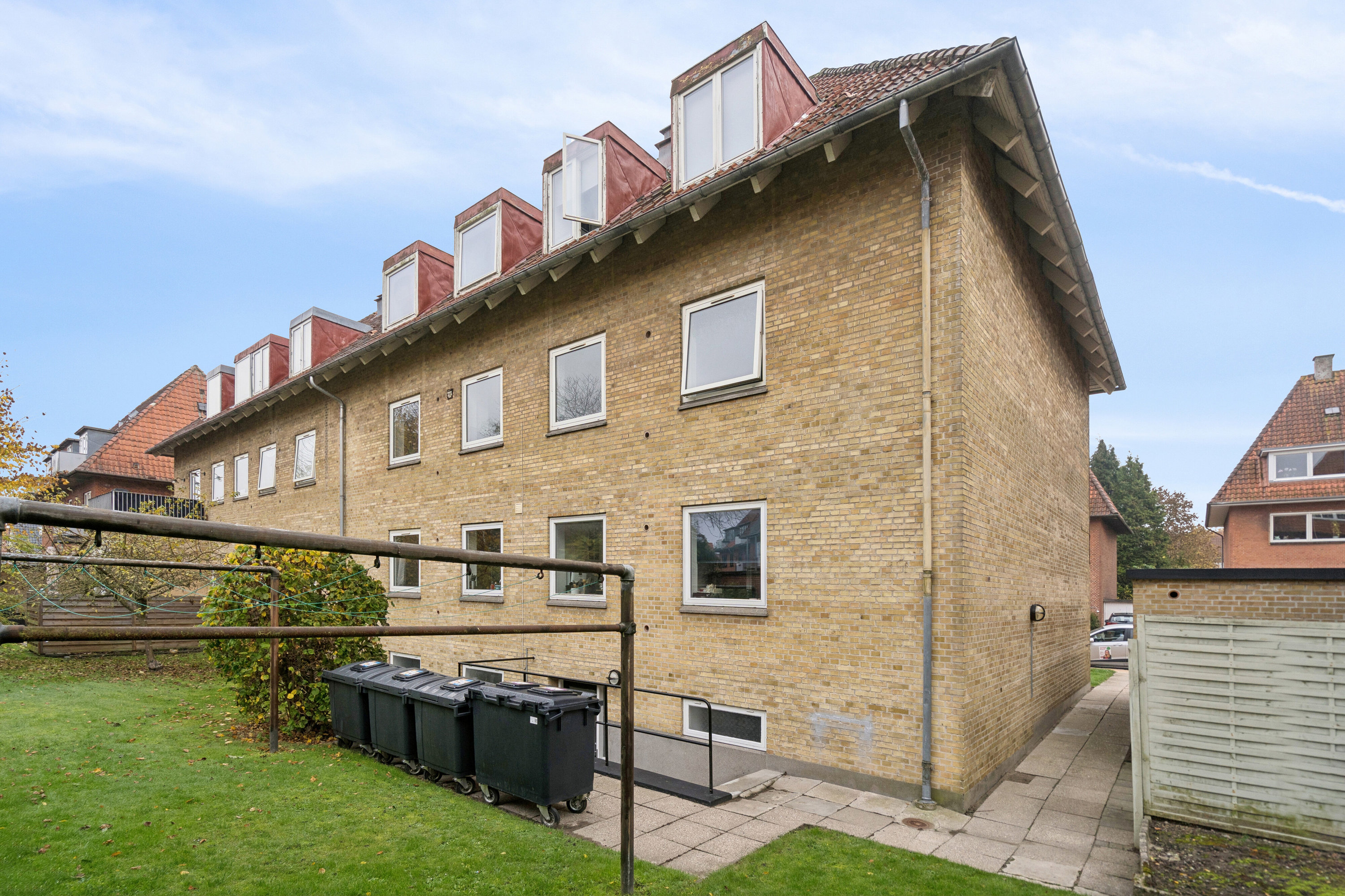 Fremhævet set fra haven billede i fuldskærmstilstand. Billede af Østerbæksvej 14, 1. th., 5230 Odense M