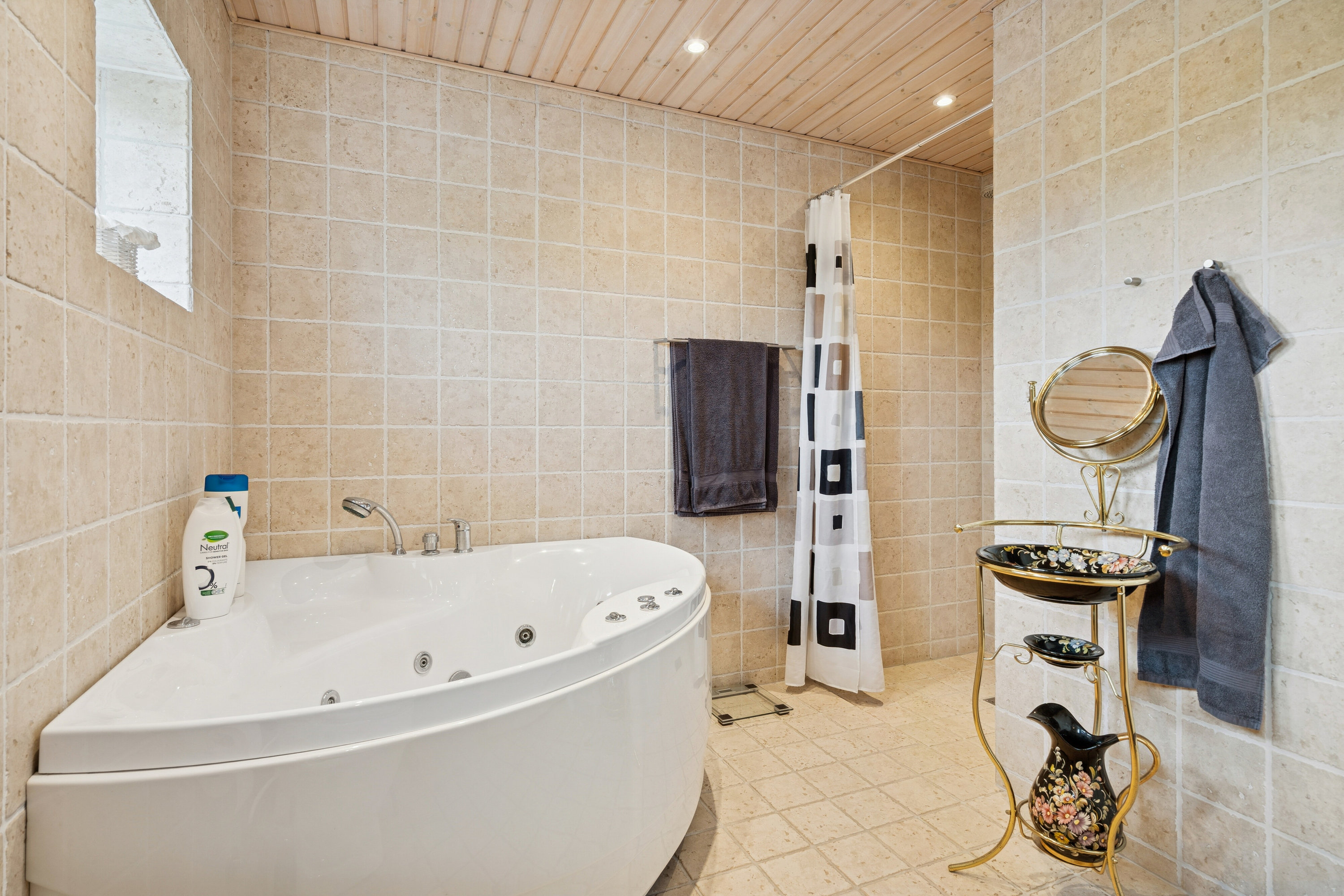 Fremhævet badeværelse billede i fuldskærmstilstand. Billede af Brombærvej 25, 4654 Faxe Ladeplads