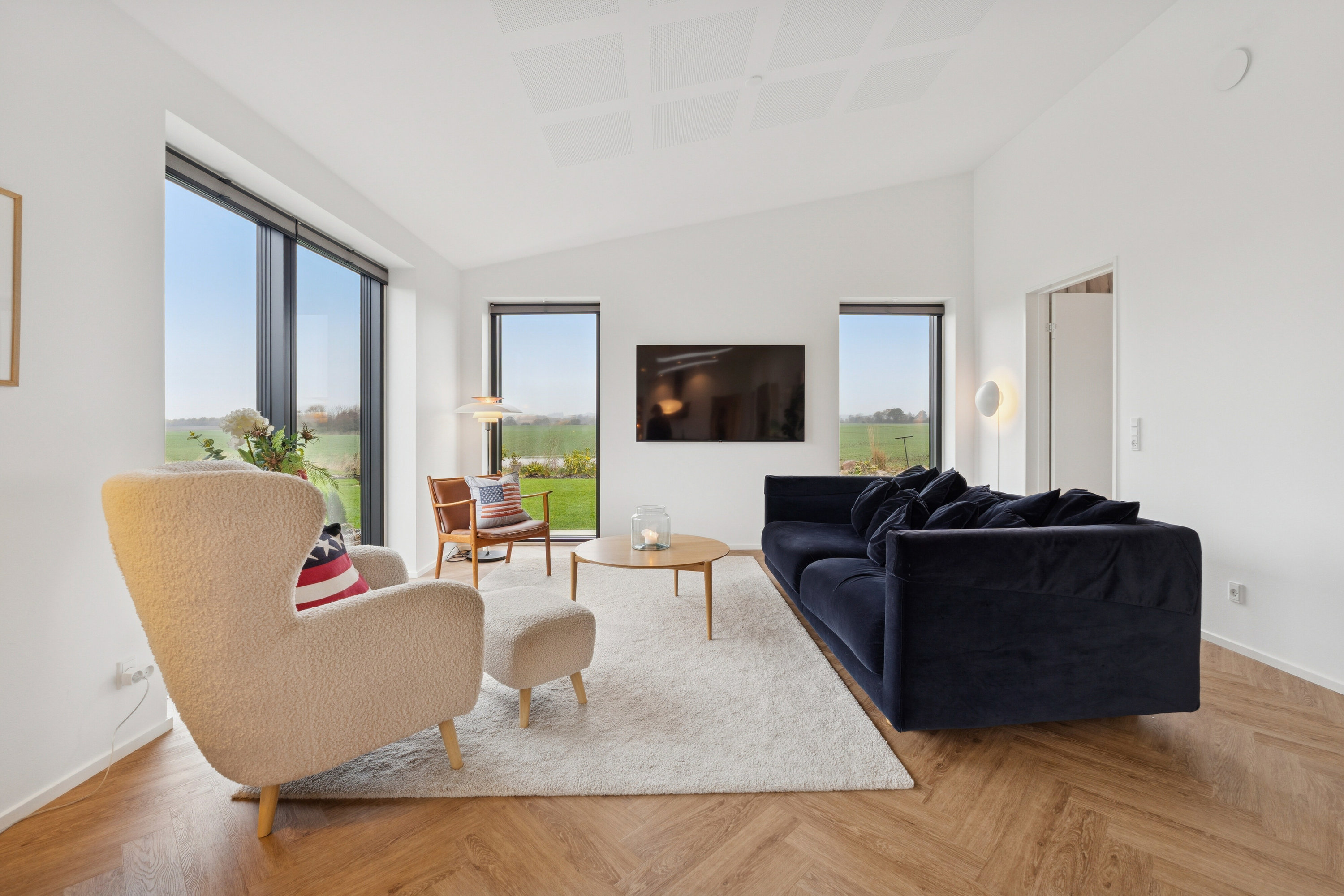 Fremhævet stue billede i fuldskærmstilstand. Billede af Karen Billes Vej 45, 5700 Svendborg