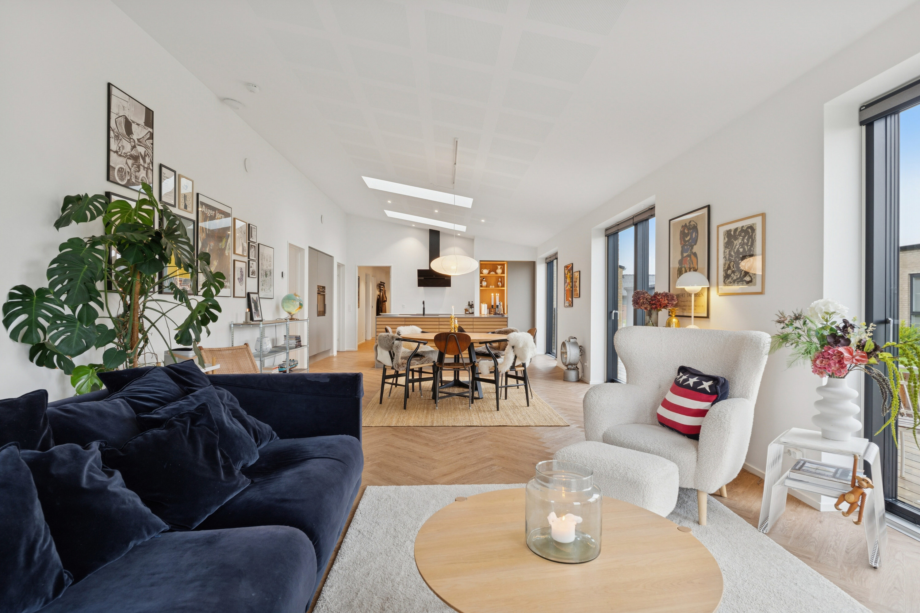 Fremhævet stue billede i fuldskærmstilstand. Billede af Karen Billes Vej 45, 5700 Svendborg