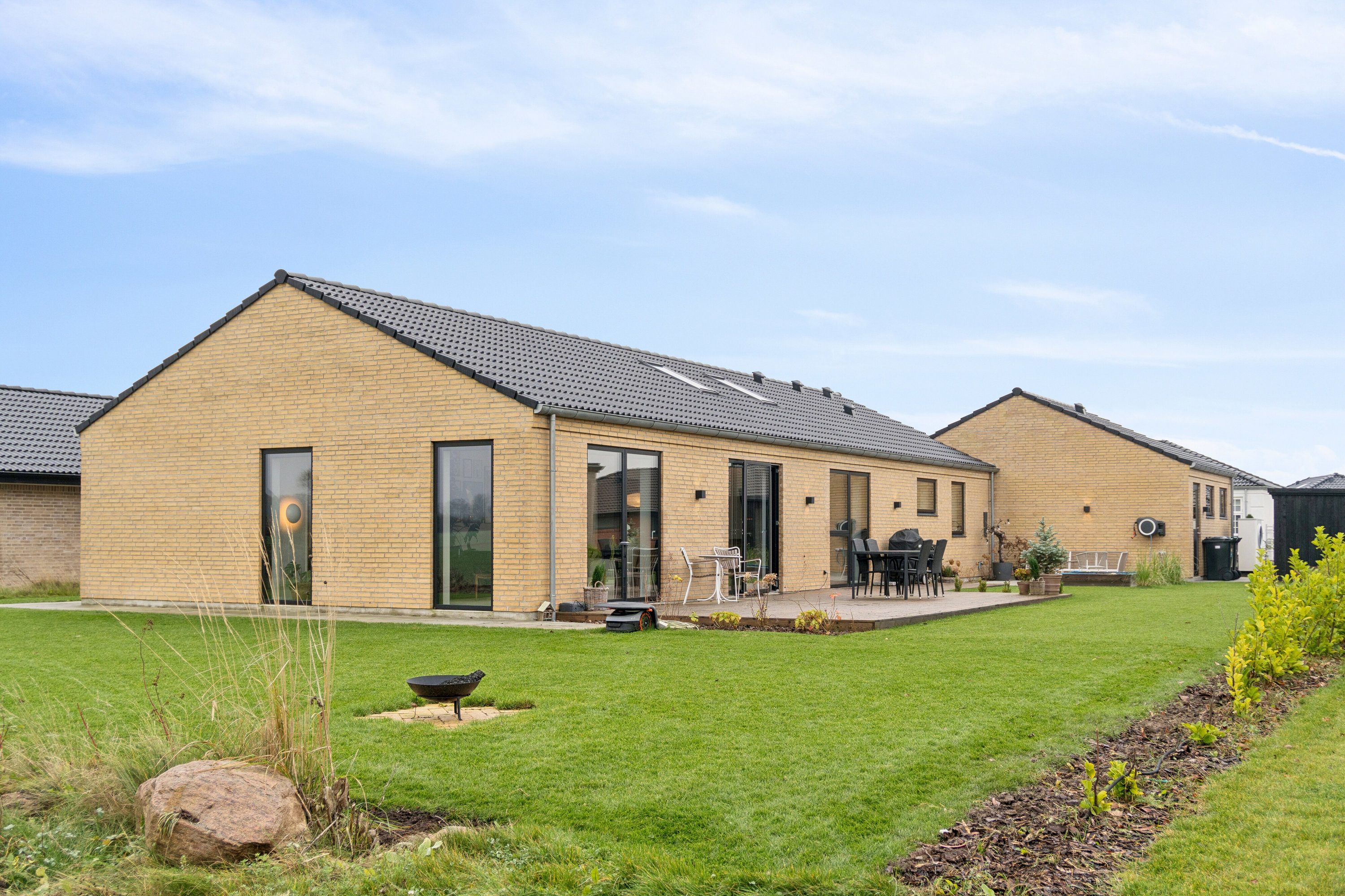 Miniaturebillede 2: set fra haven. Billede af Karen Billes Vej 45, 5700 Svendborg