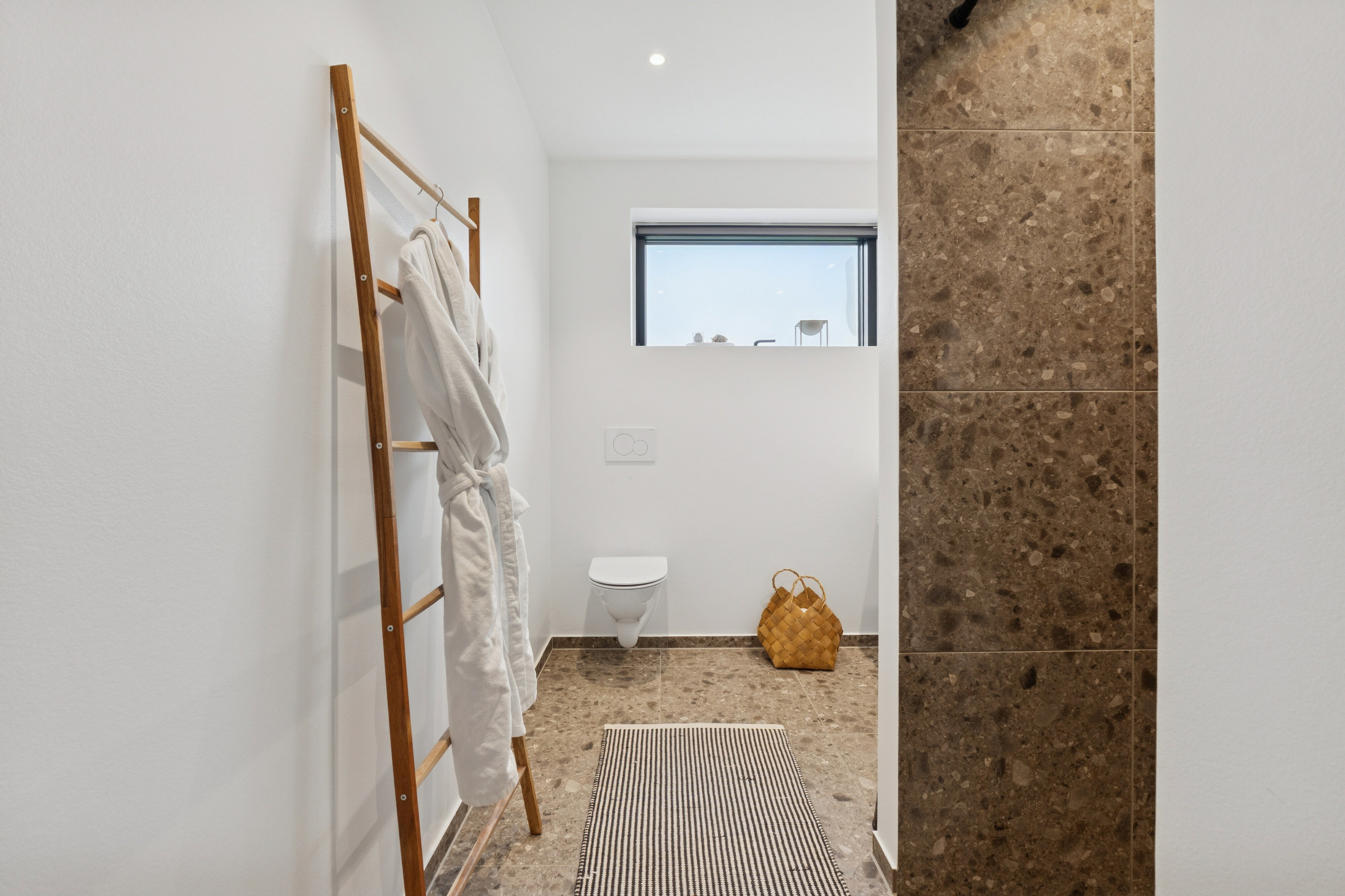 Fremhævet badeværelse billede i fuldskærmstilstand. Billede af Karen Billes Vej 45, 5700 Svendborg