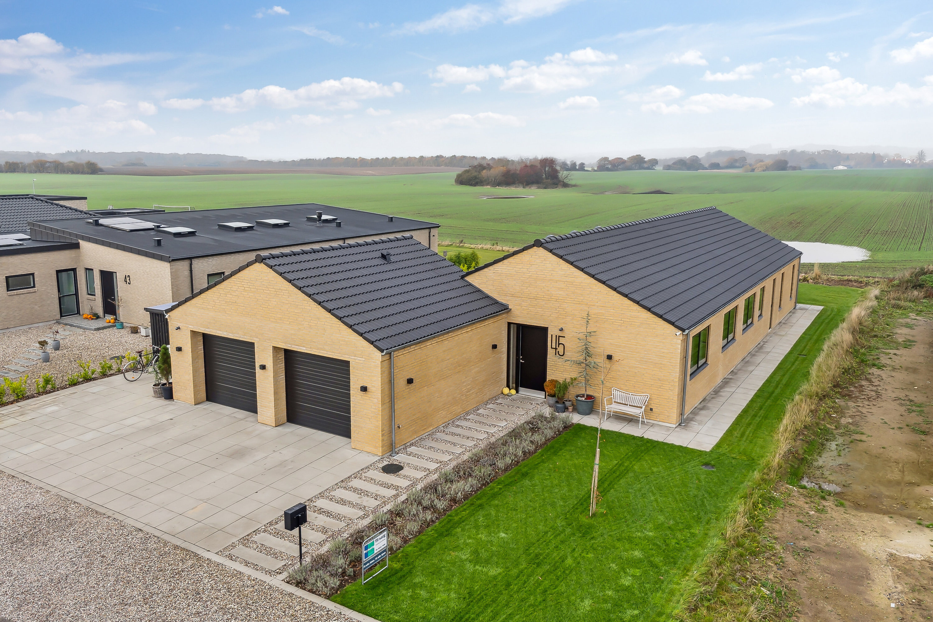 Fremhævet set fra vejen billede i fuldskærmstilstand. Billede af Karen Billes Vej 45, 5700 Svendborg