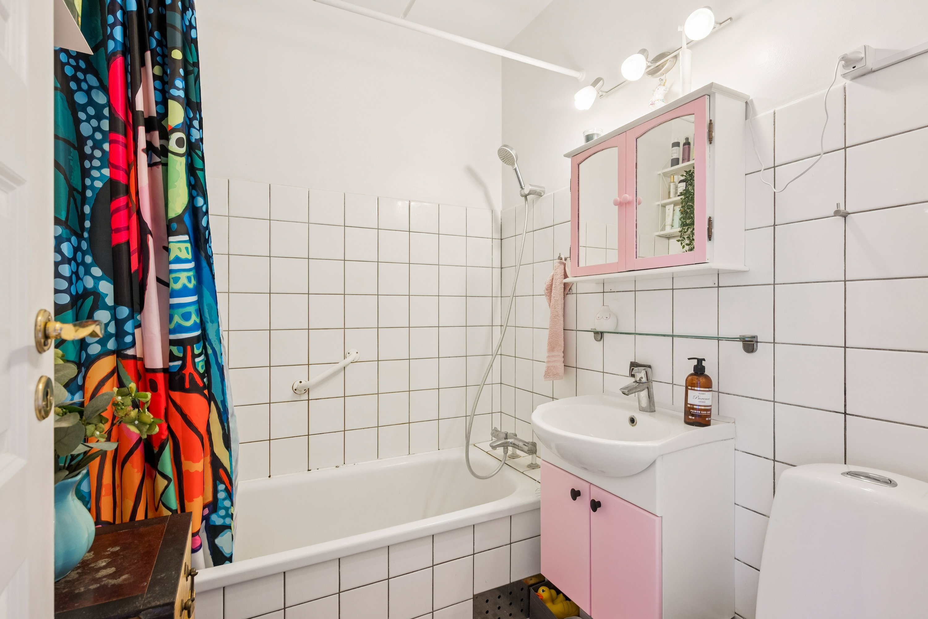 Fremhævet badeværelse billede i fuldskærmstilstand. Billede af Sabroesvej 7A, 2. 1., 3000 Helsingør